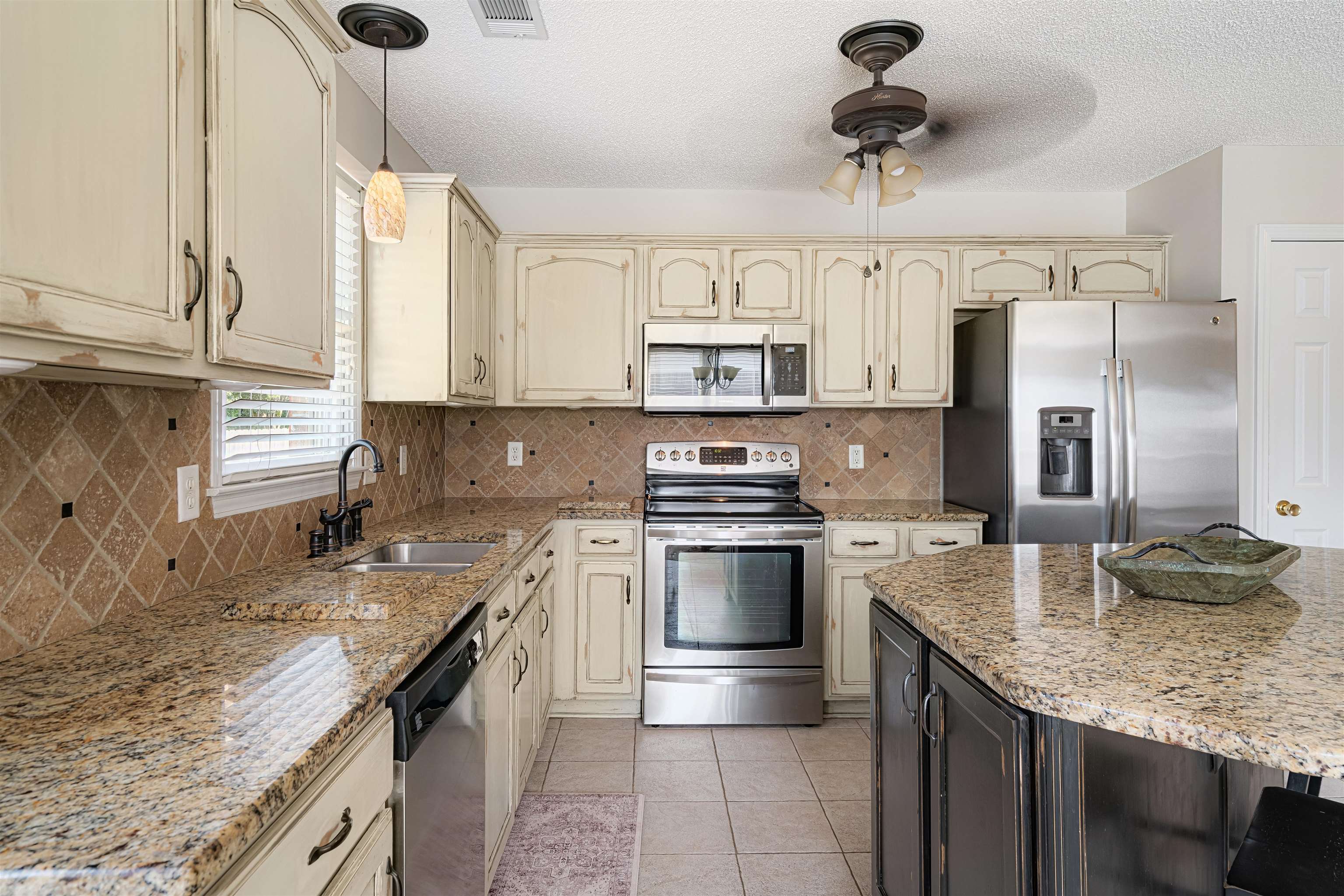 1337 Hunters Mill Trail Collierville, TN 38017 - Photo 9 of 25 a kitchen with stainless steel appliances granite countertop a sink stove and refrigerator
