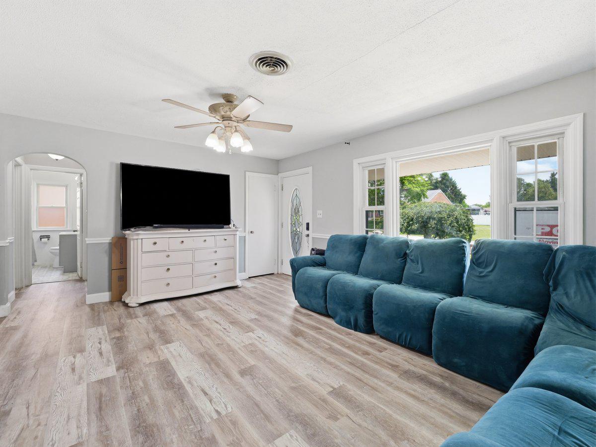 16808 Tammany Manor Road Williamsport, MD 21795 - Photo 6 of 41 Spacious living area with natural light.