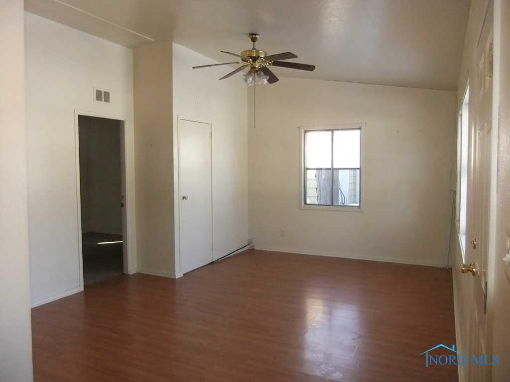 4225 Packard Road Toledo, OH 43612 - Photo 6 of 12 Living Room.