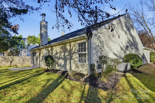 a view of a yard with an tree