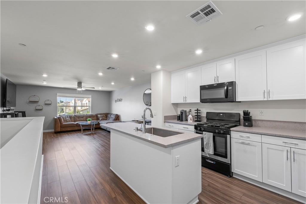 1037 West Clover Avenue Rialto, CA 92376 - Photo 3 of 30