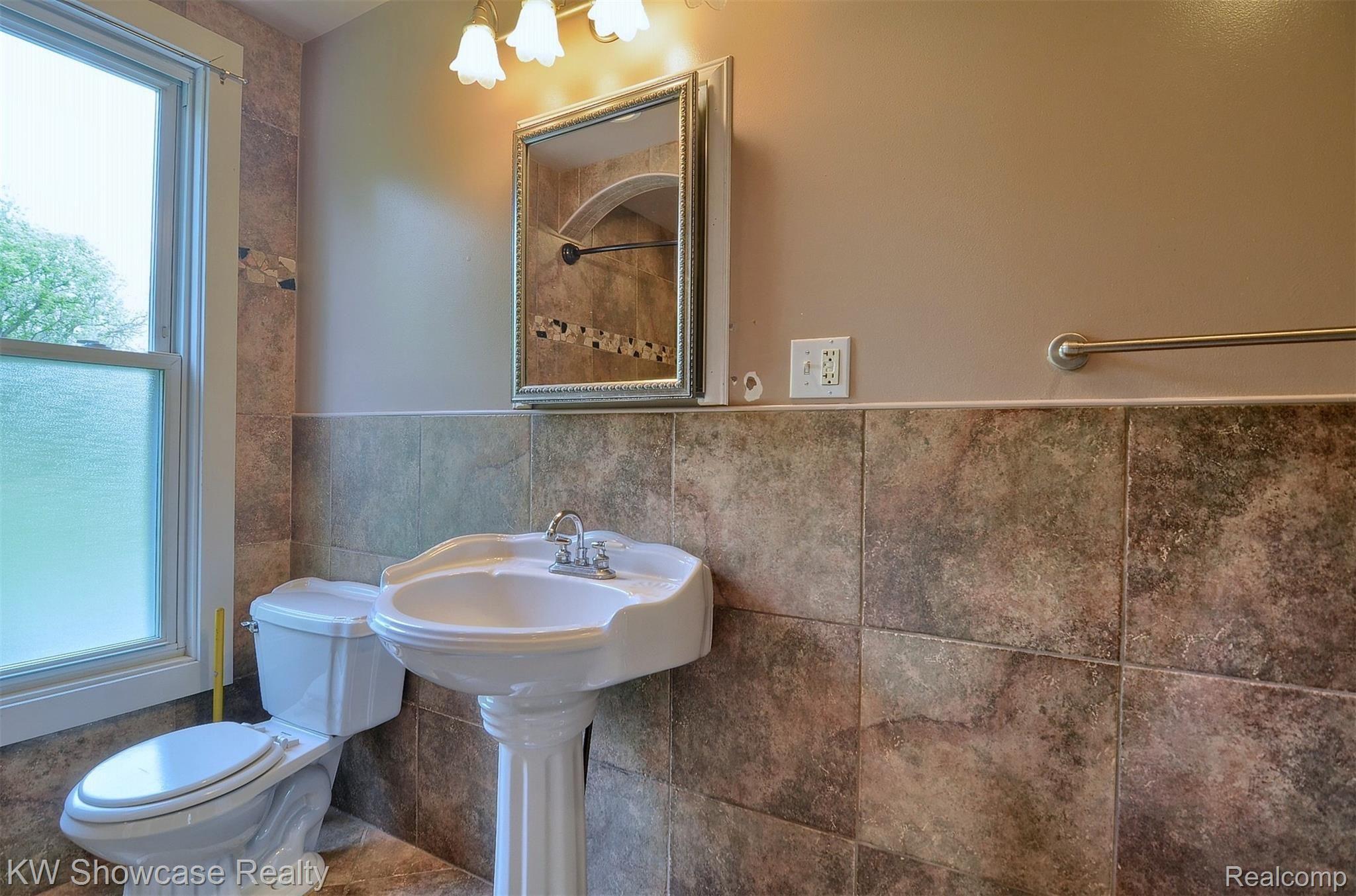14188 Sharon Hollow Road Manchester, MI 48158 - Photo 23 of 42 22-Bathroom 2nd View.jpg