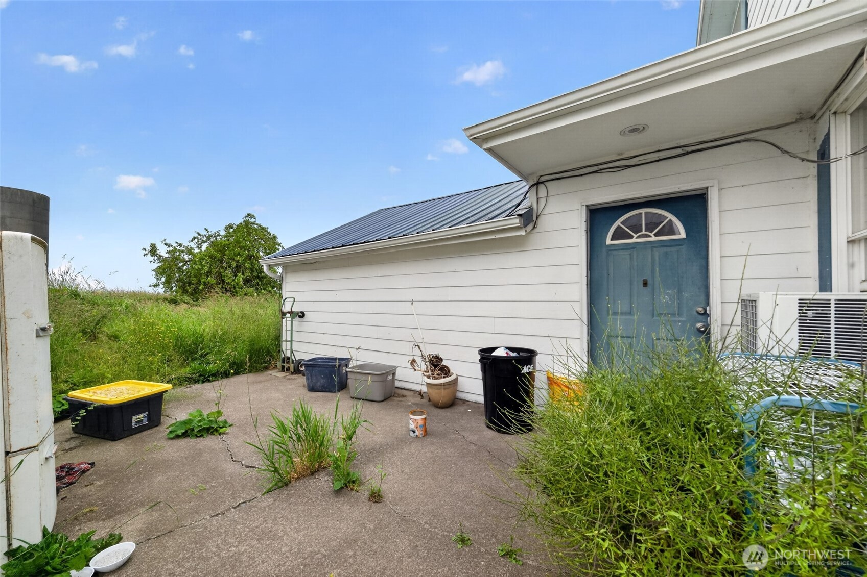 9801 Lenhart Road Sumas, WA 98295 - Photo 3 of 33 a view of a back yard of the house