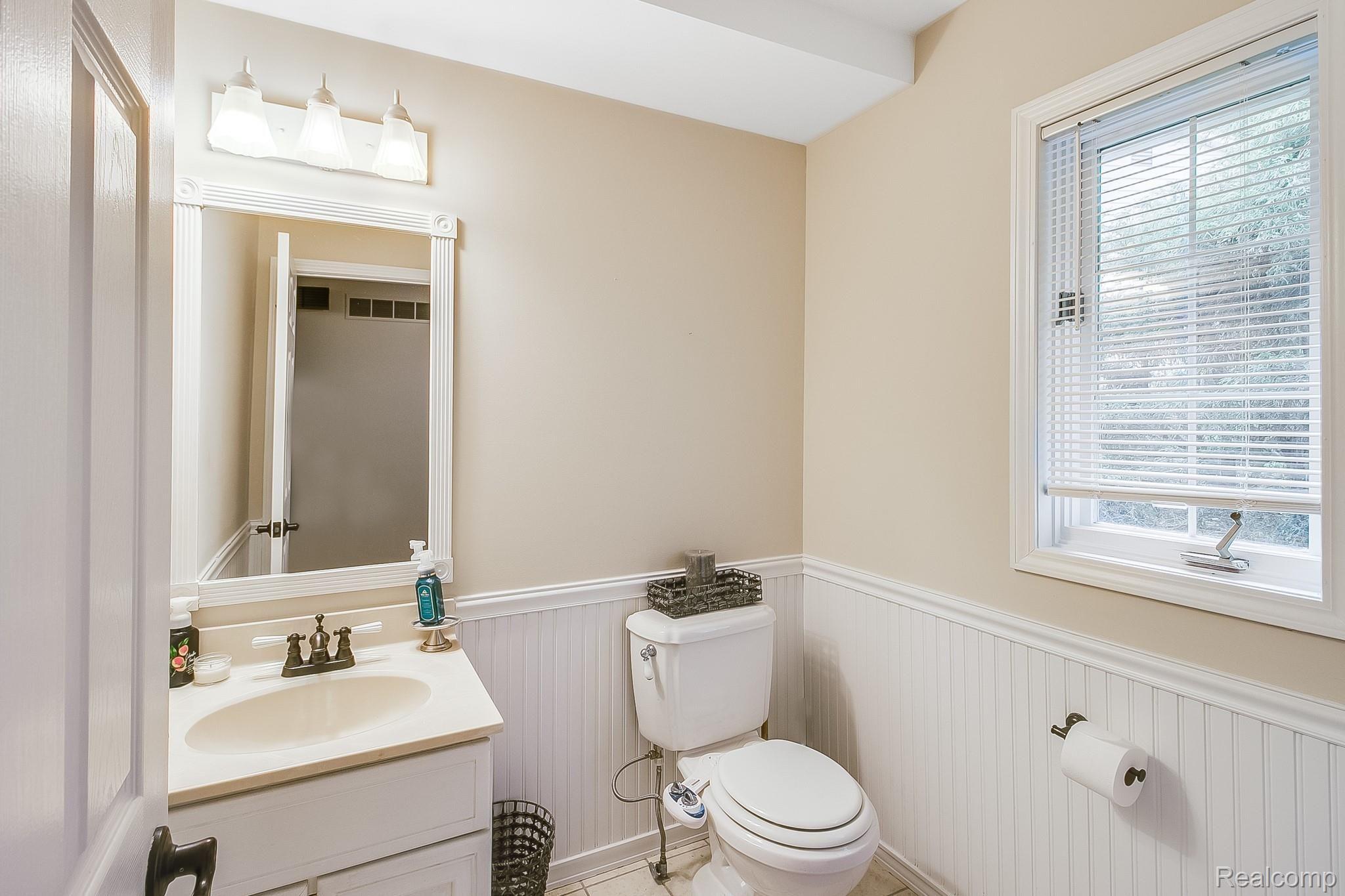 2035 Devonshire Road Bloomfield Hills, MI 48302 - Photo 22 of 36 20.jpg