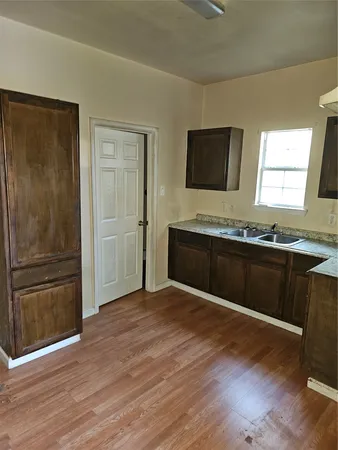 $1,400 | 1012 Houston Street, Anahuac, TX 77514