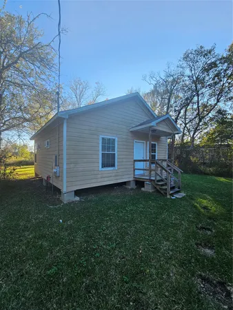 $1,400 | 1012 Houston Street, Anahuac, TX 77514