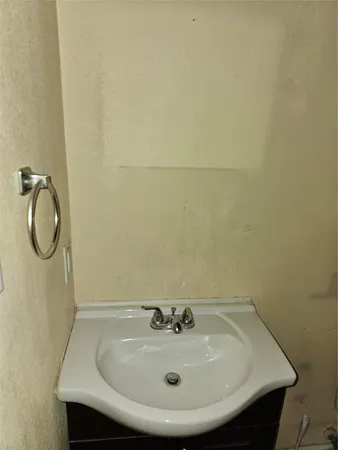 $1,400 | 1012 Houston Street, Anahuac, TX 77514