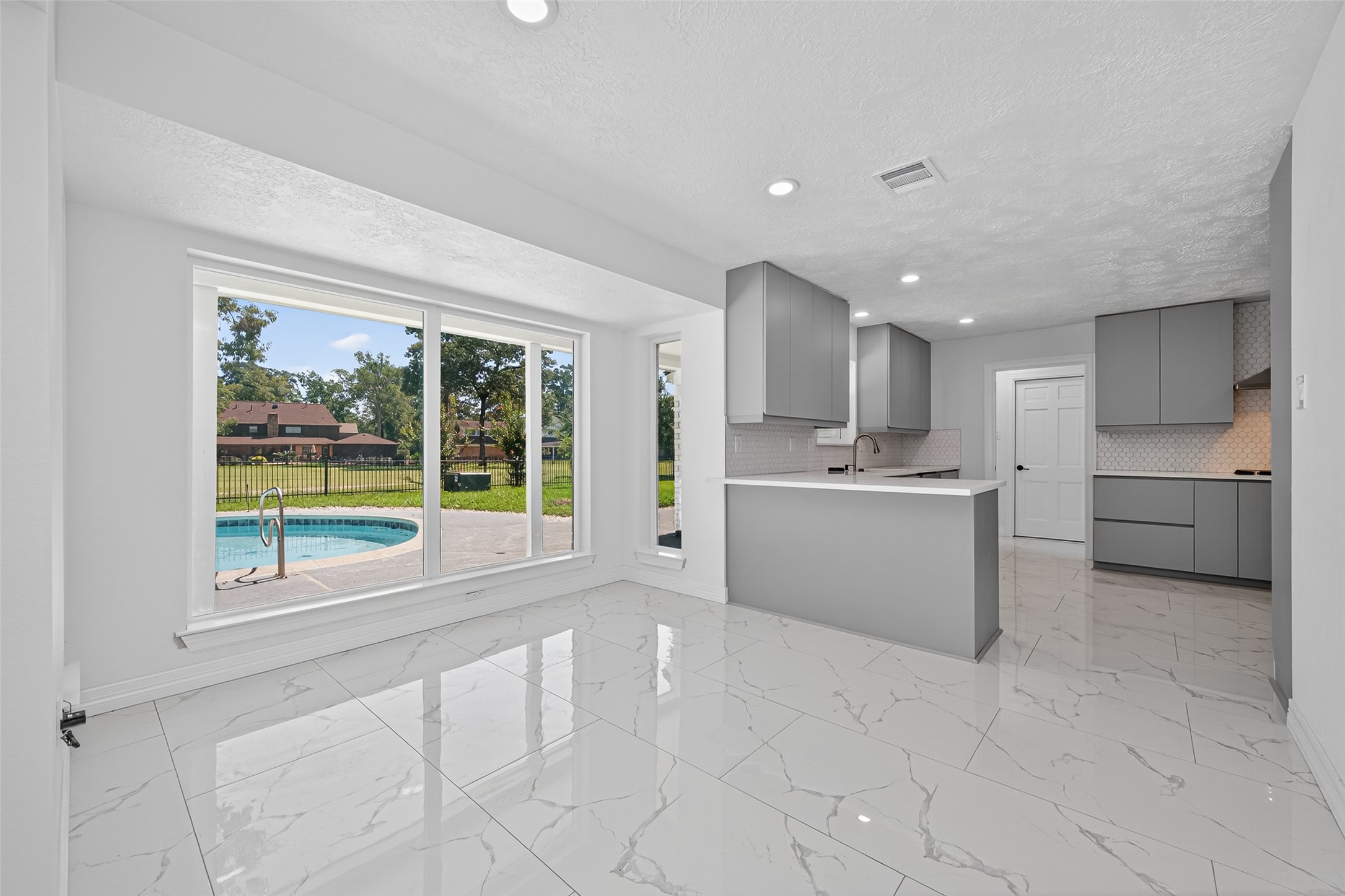 559 Hampton Road Conroe, TX 77302 - Photo 13 of 49 Breakfast area