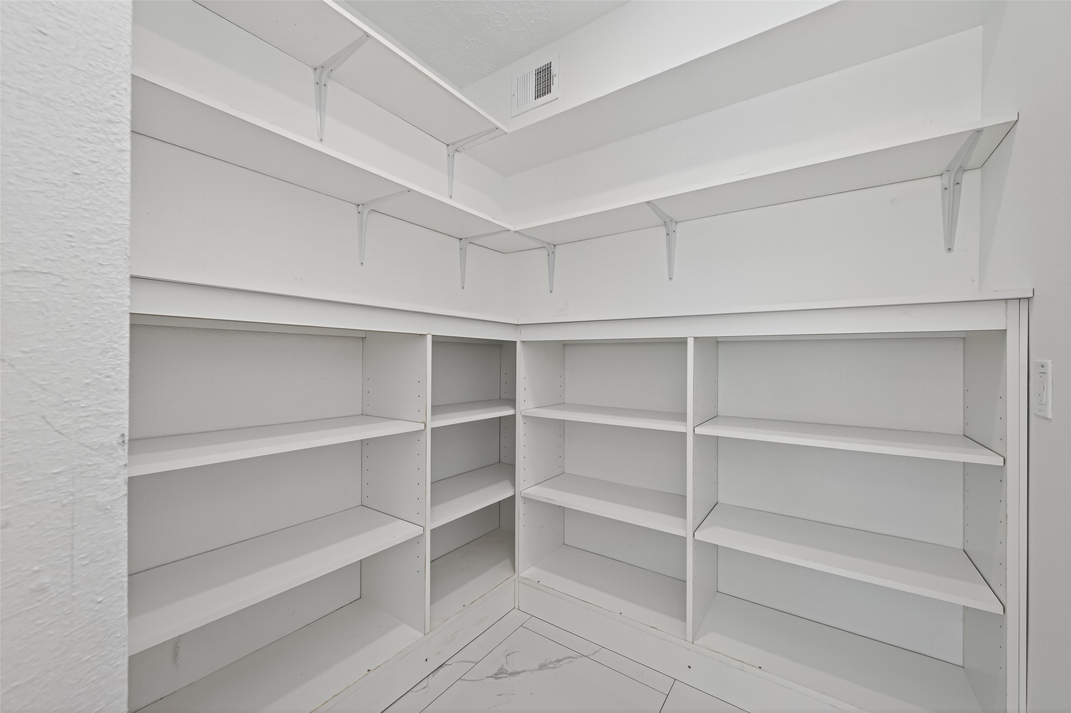 559 Hampton Road Conroe, TX 77302 - Photo 18 of 49 Walk-in Patry