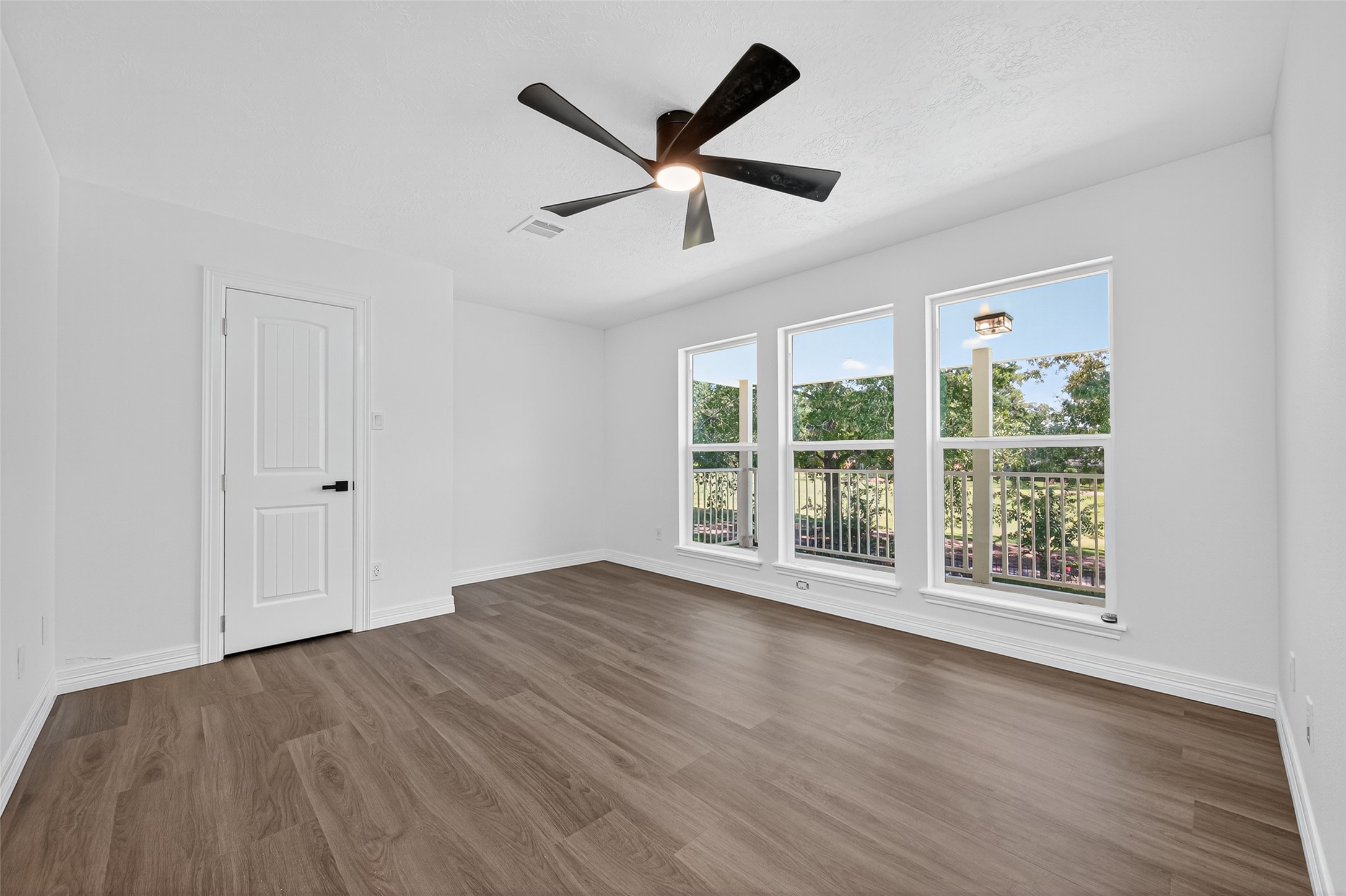 559 Hampton Road Conroe, TX 77302 - Photo 30 of 49 Bedroom 1