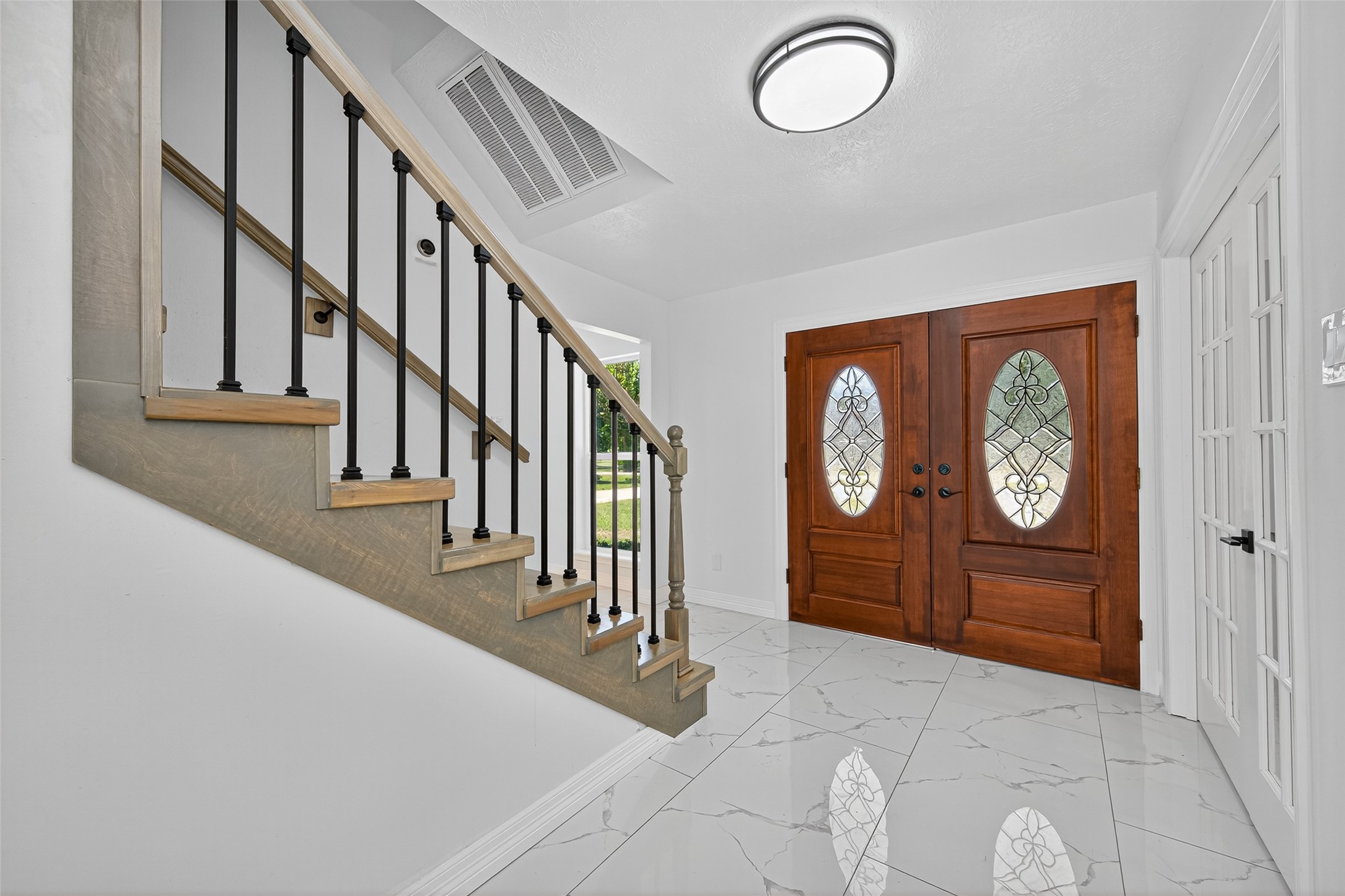 559 Hampton Road Conroe, TX 77302 - Photo 4 of 49