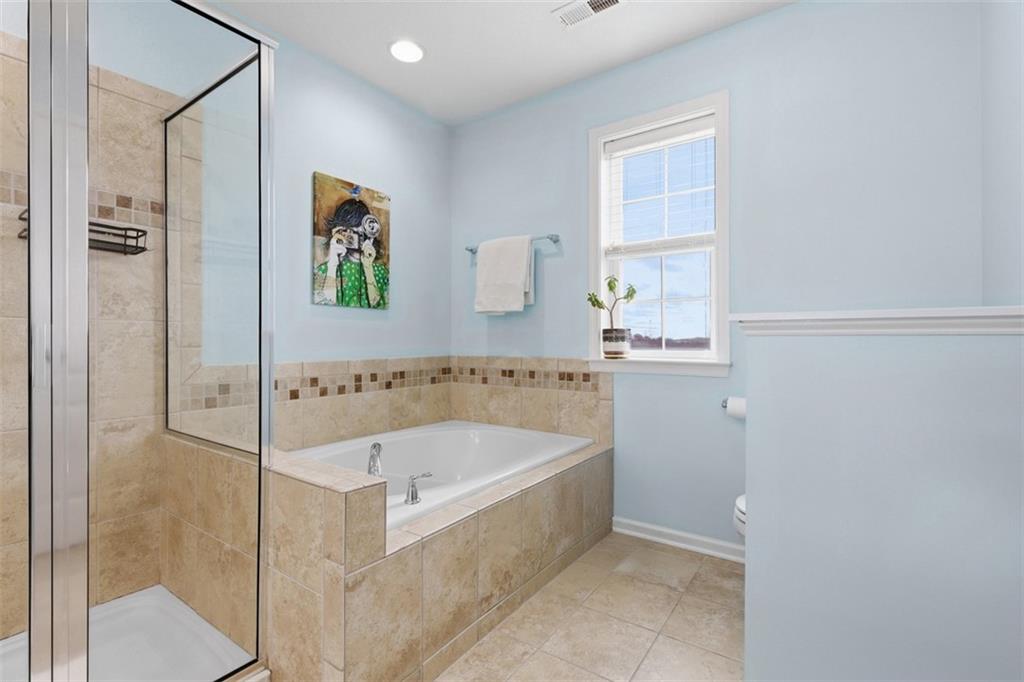44 Coolidge Drive McKees Rocks, PA 15136 - Photo 21 of 36 a bathroom with a bathtub and shower
