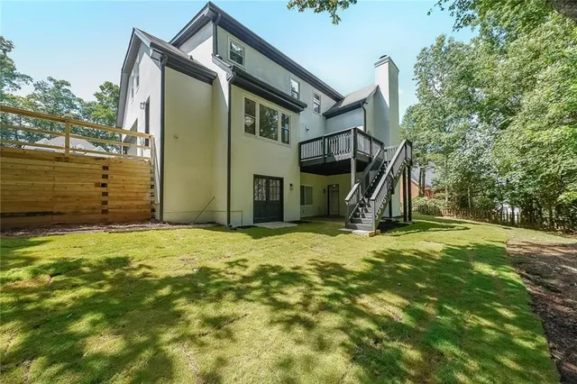 a view of a house with a backyard