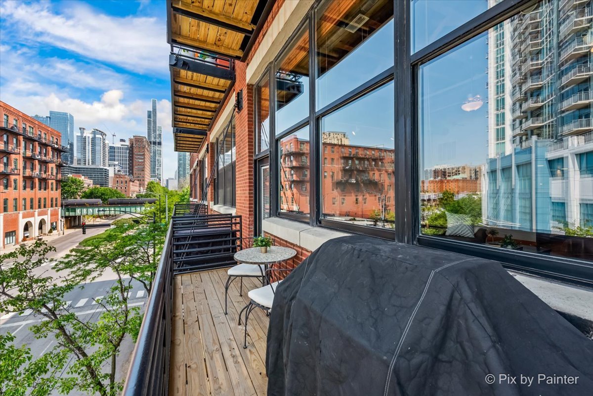 1601 South Indiana Avenue, Unit 306 Chicago, IL 60616 - Photo 18 of 25 a view of a balcony with staircase
