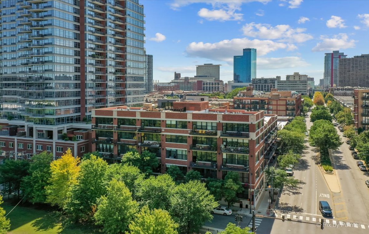 1601 South Indiana Avenue, Unit 306 Chicago, IL 60616 - Photo 23 of 25 a view of a city with tall buildings
