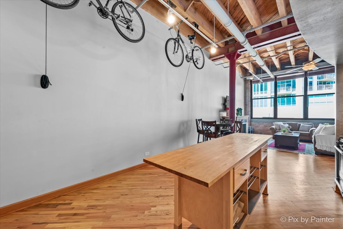 1601 South Indiana Avenue, Unit 306 Chicago, IL 60616 - Photo 5 of 25 a very nice looking room with a large window