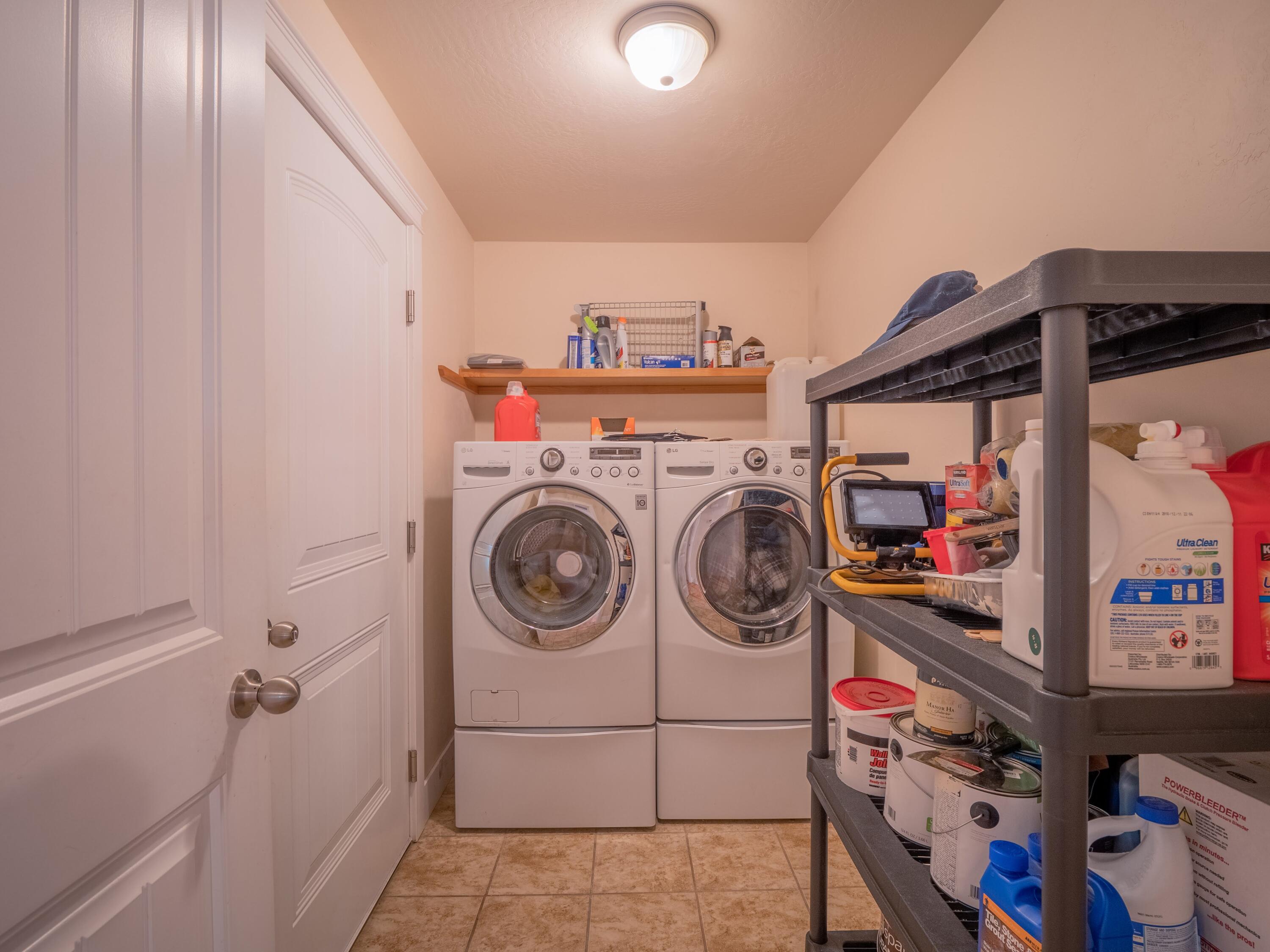 1561 Inverness Drive Medford, OR 97504 - Photo 30 of 33 Laundry 1
