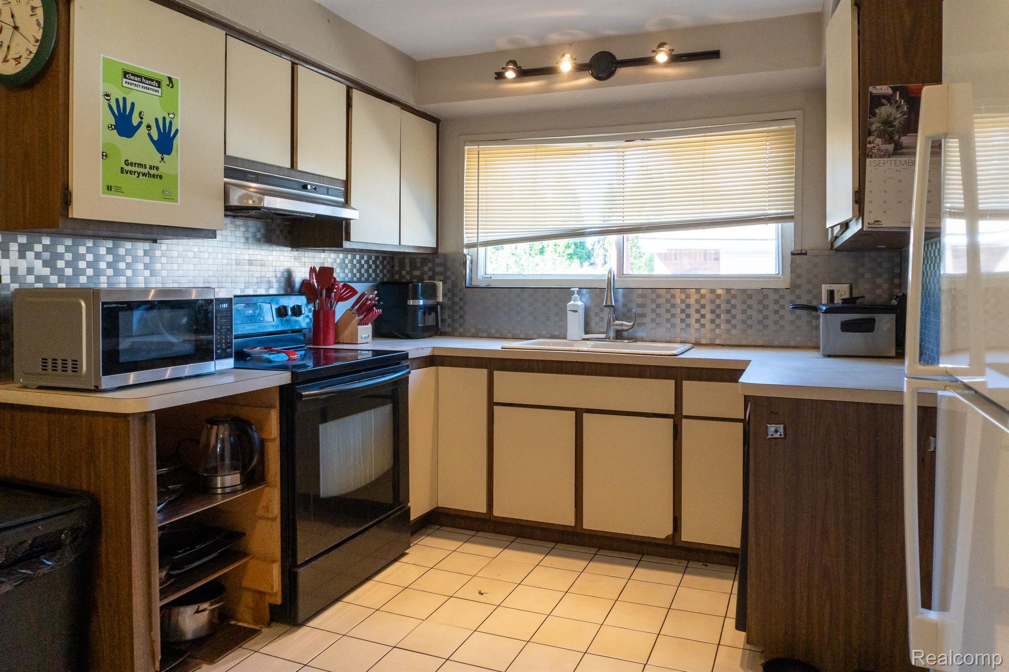 24555 Ridgecroft Avenue Eastpointe, MI 48021 - Photo 8 of 34 Gallery Image 8
