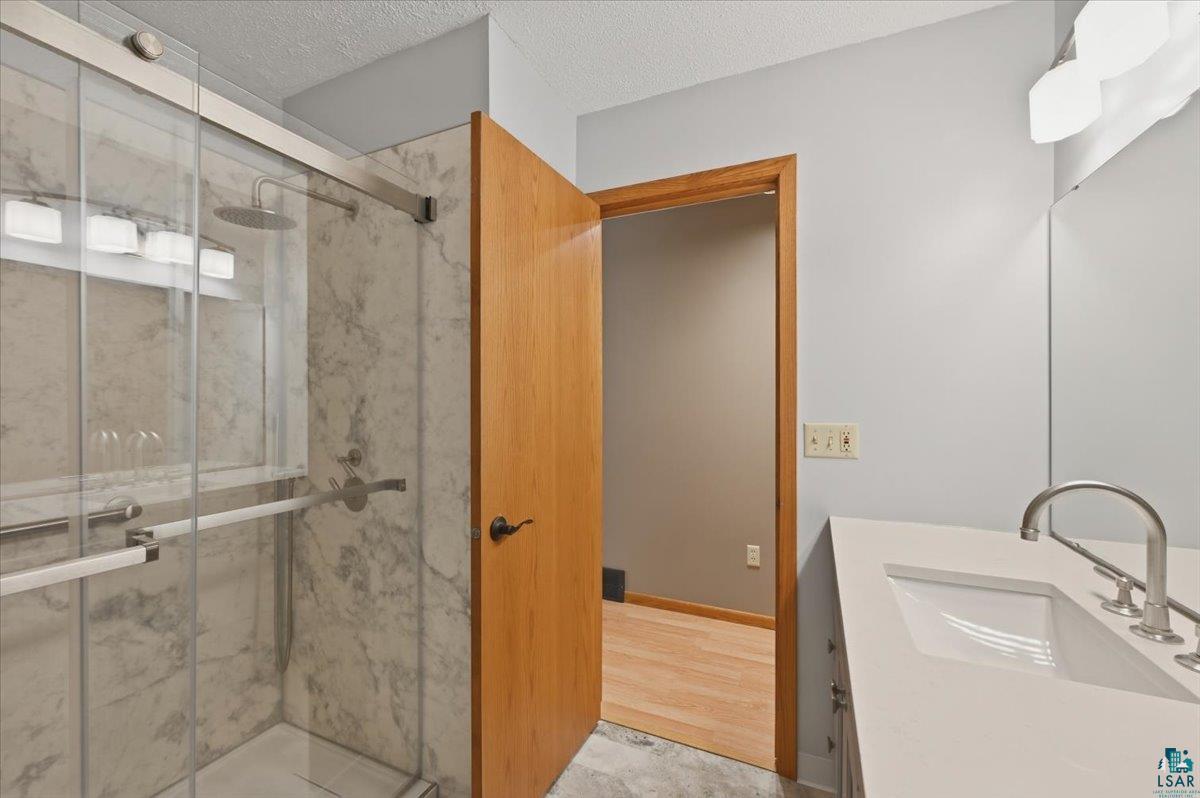 4113 Tioga Street Duluth, MN 55804 - Photo 19 of 31 Main Floor Bath