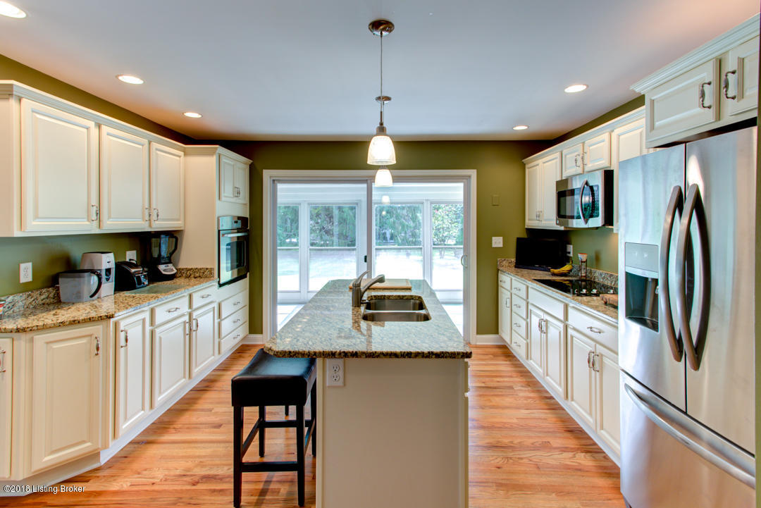 2204 Merrick Road Louisville, KY 40207 - Photo 11 of 34 Plenty of counter space!