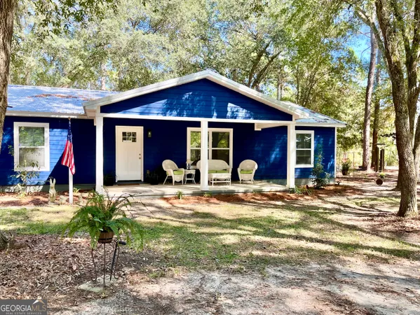 a view of a house with backyard