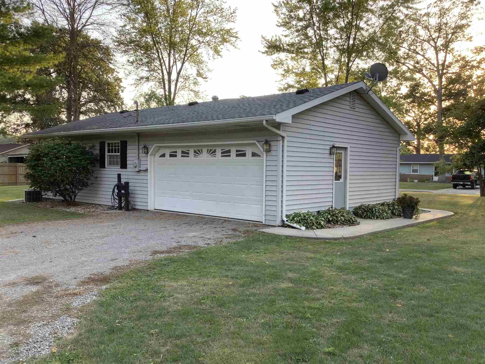 1014 West Oakdene Drive Decatur, IN 46733 - Photo 3 of 32