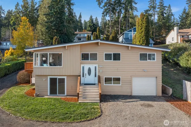 a view of a house with a backyard