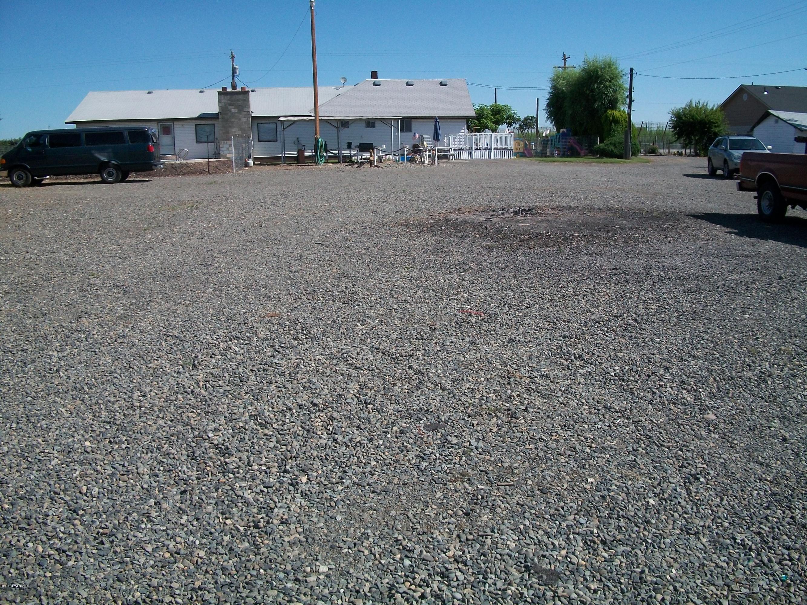 7600 Fort Road Wapato, WA 98951 - Photo 13 of 50 a view of street with parked cars