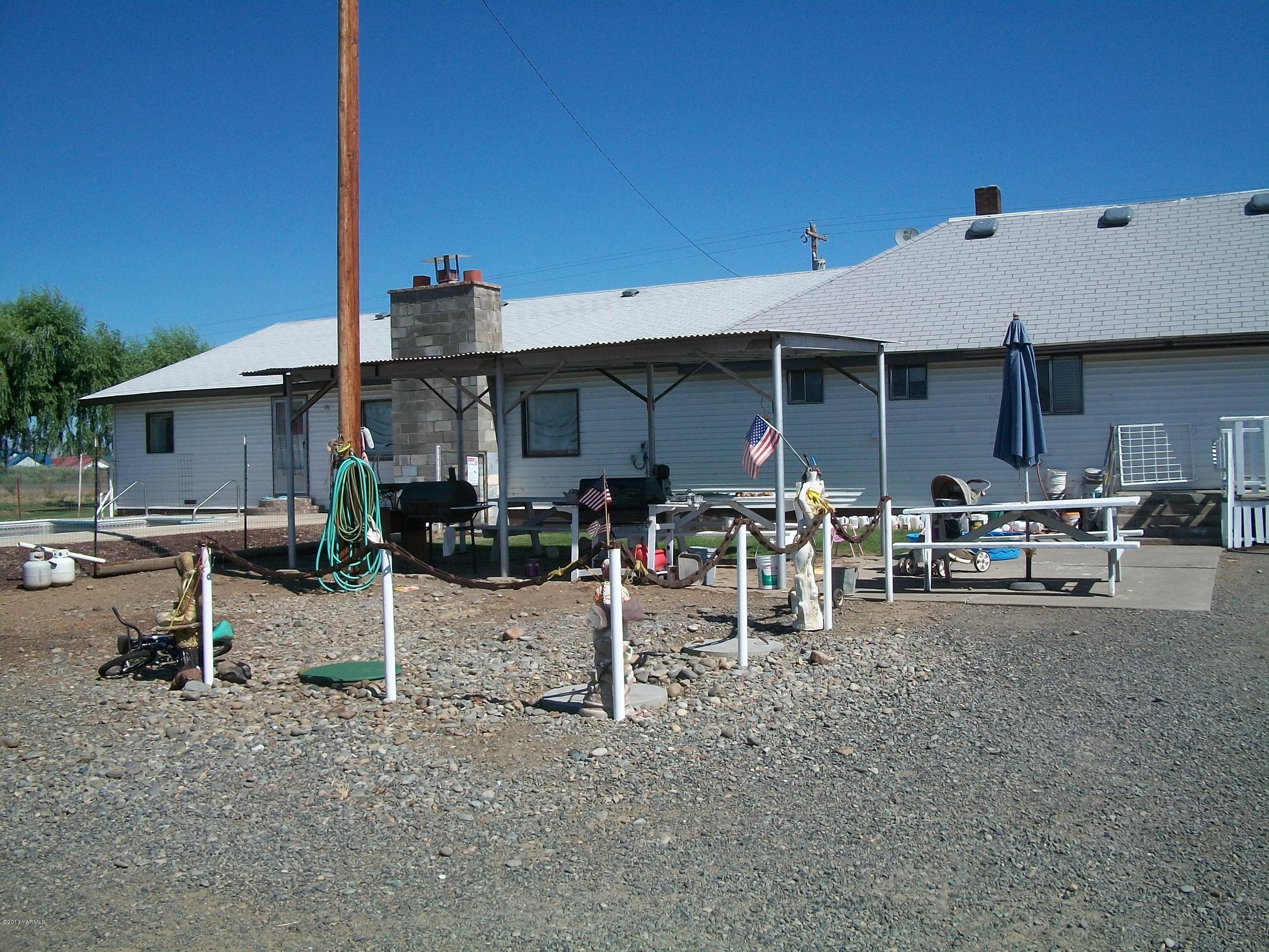 7600 Fort Road Wapato, WA 98951 - Photo 14 of 50 a view of a chairs and tables in patio