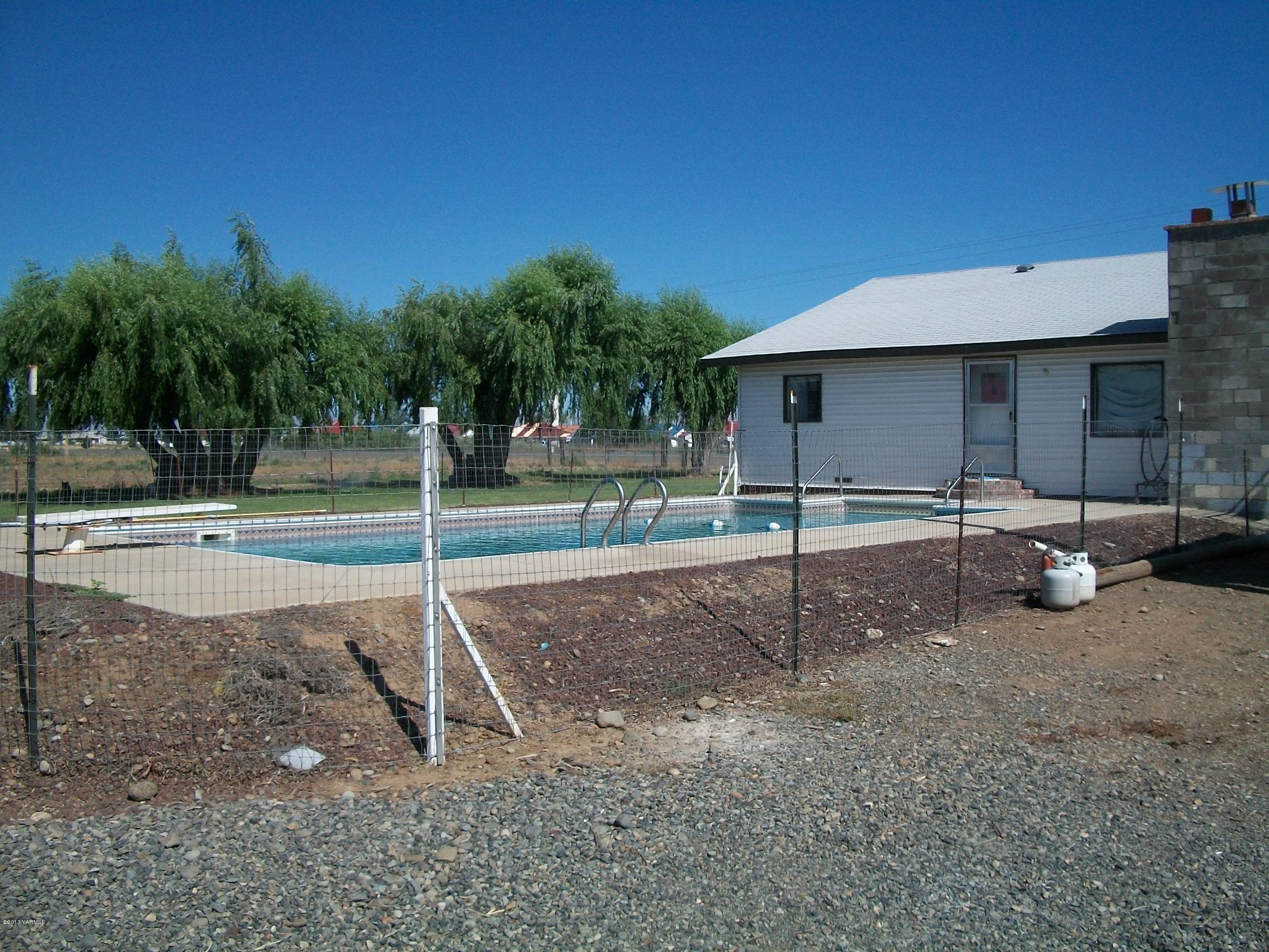 7600 Fort Road Wapato, WA 98951 - Photo 15 of 50 a view of a house with a backyard