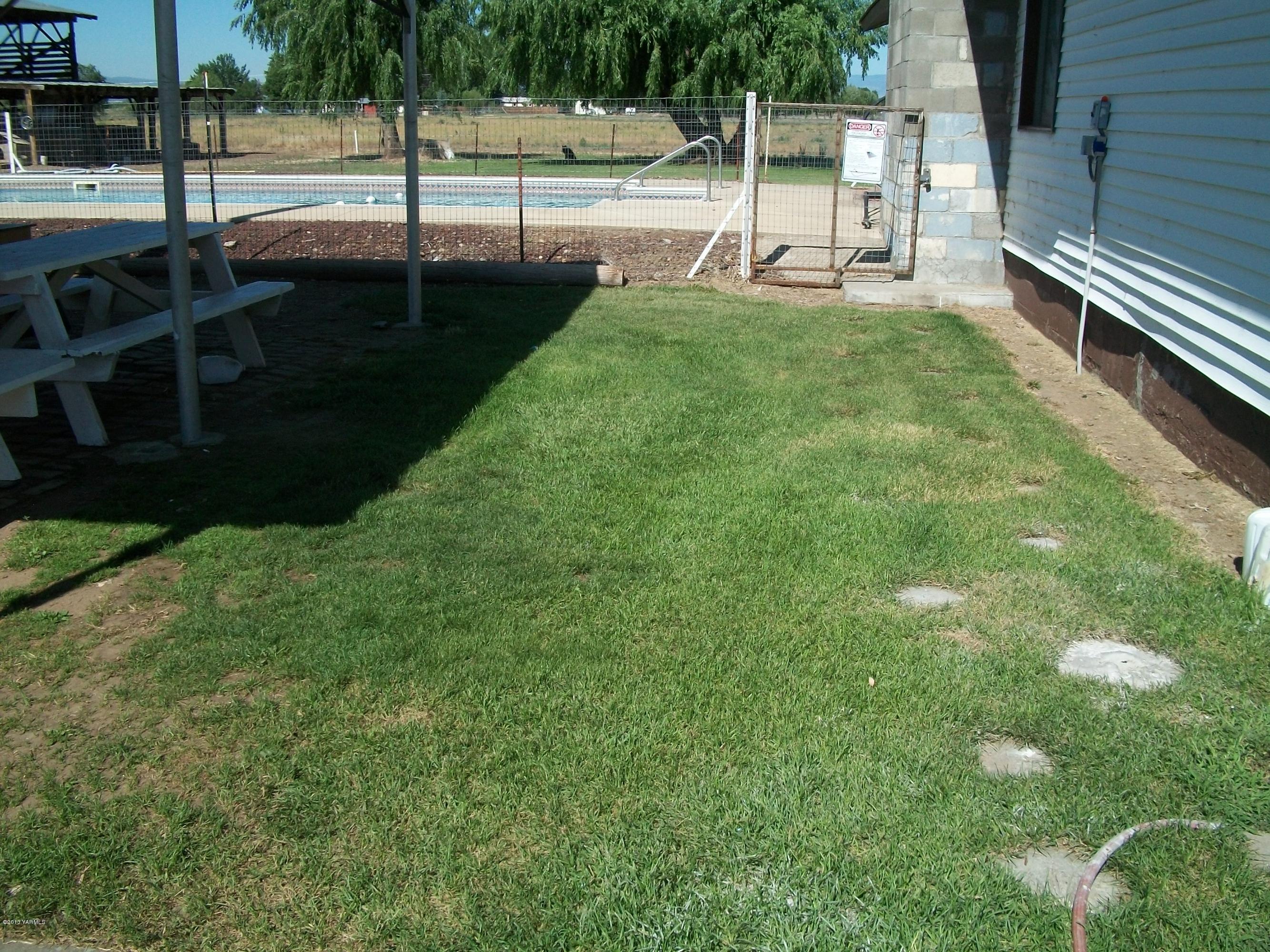 7600 Fort Road Wapato, WA 98951 - Photo 16 of 50 a view of a backyard