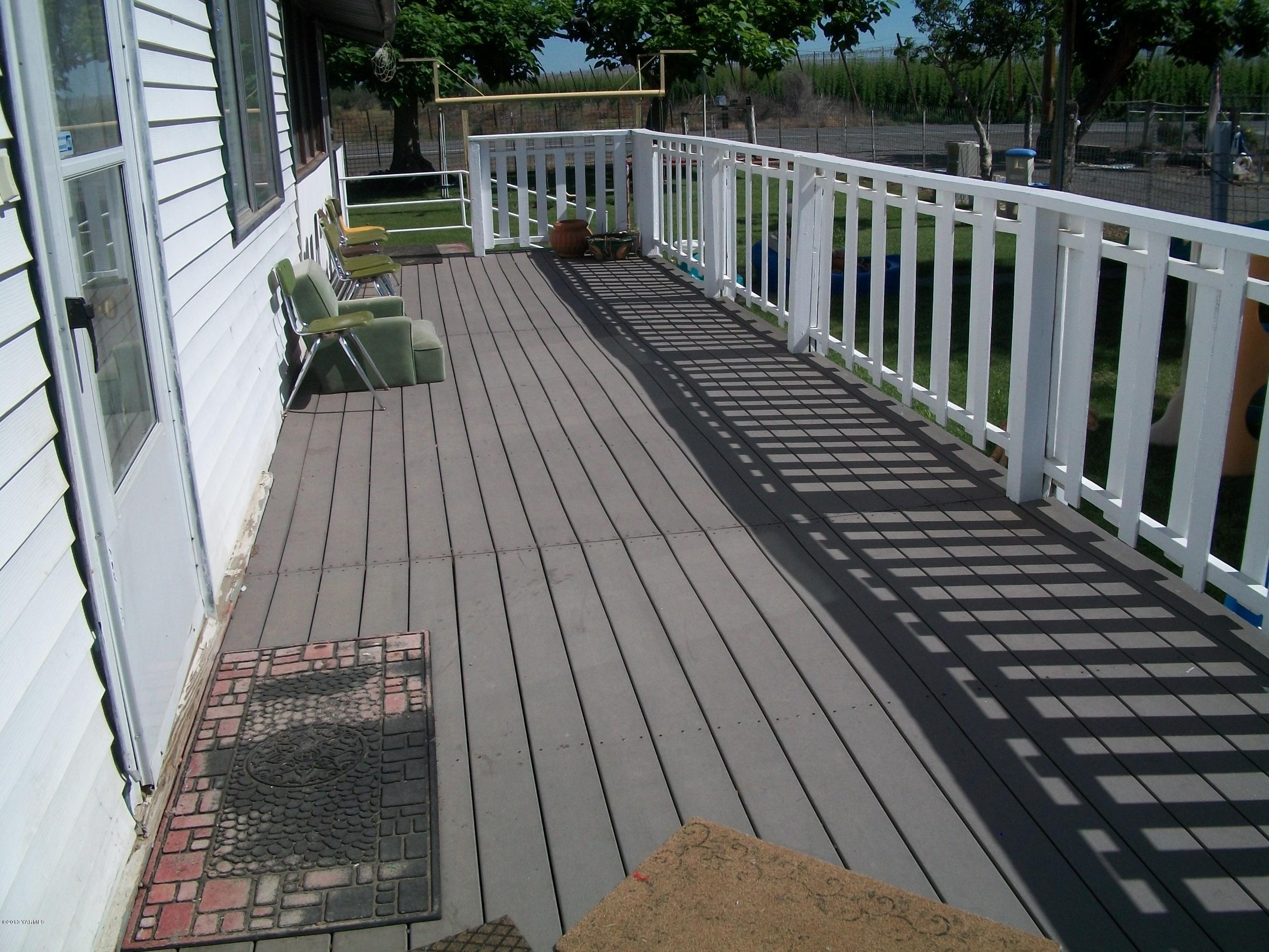 7600 Fort Road Wapato, WA 98951 - Photo 18 of 50 a view of balcony with wooden floor