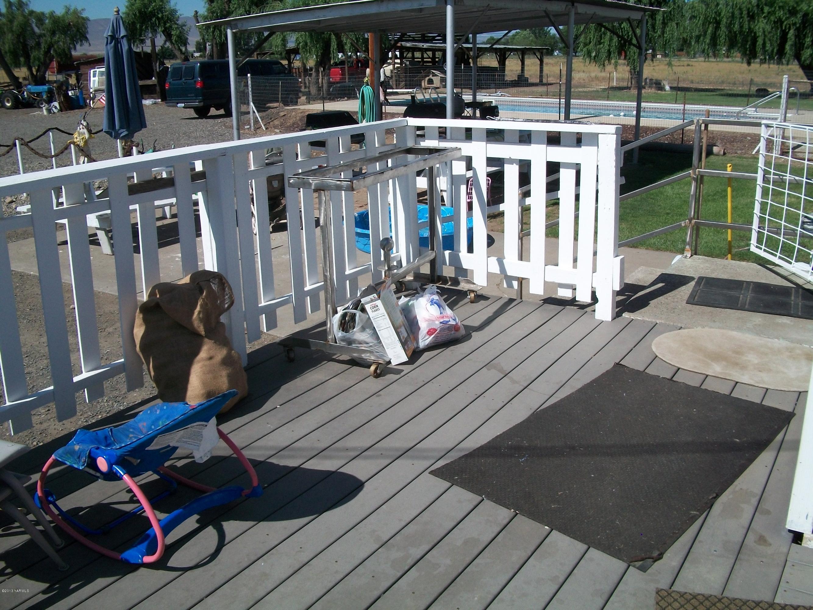 7600 Fort Road Wapato, WA 98951 - Photo 19 of 50 a view of deck with patio