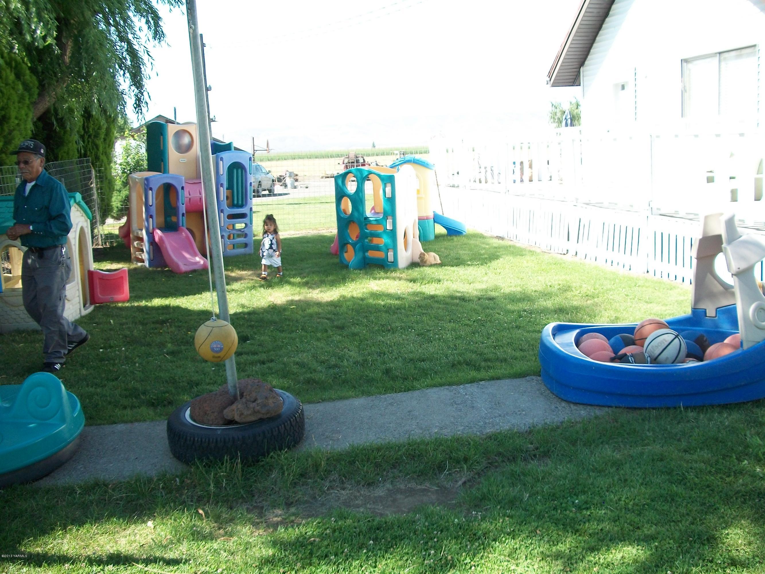 7600 Fort Road Wapato, WA 98951 - Photo 20 of 50 a childrens park with lots of swings and slides