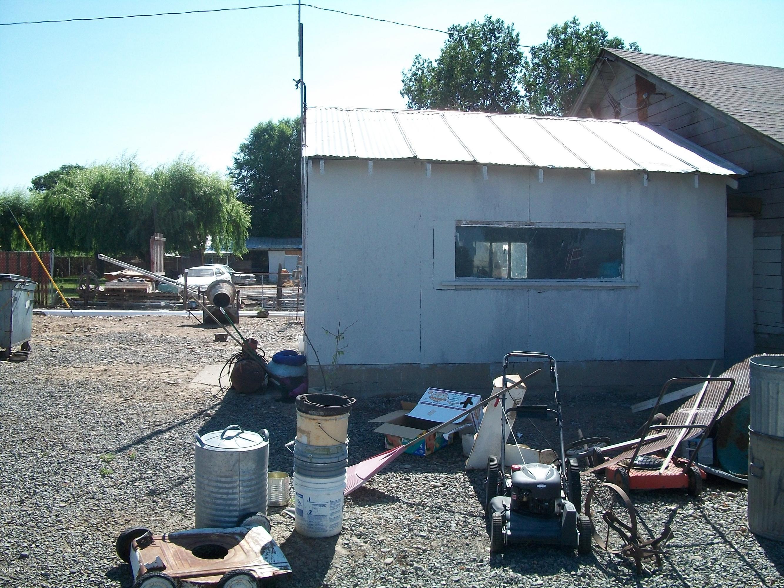 7600 Fort Road Wapato, WA 98951 - Photo 3 of 50 a backyard of a house with table and chairs