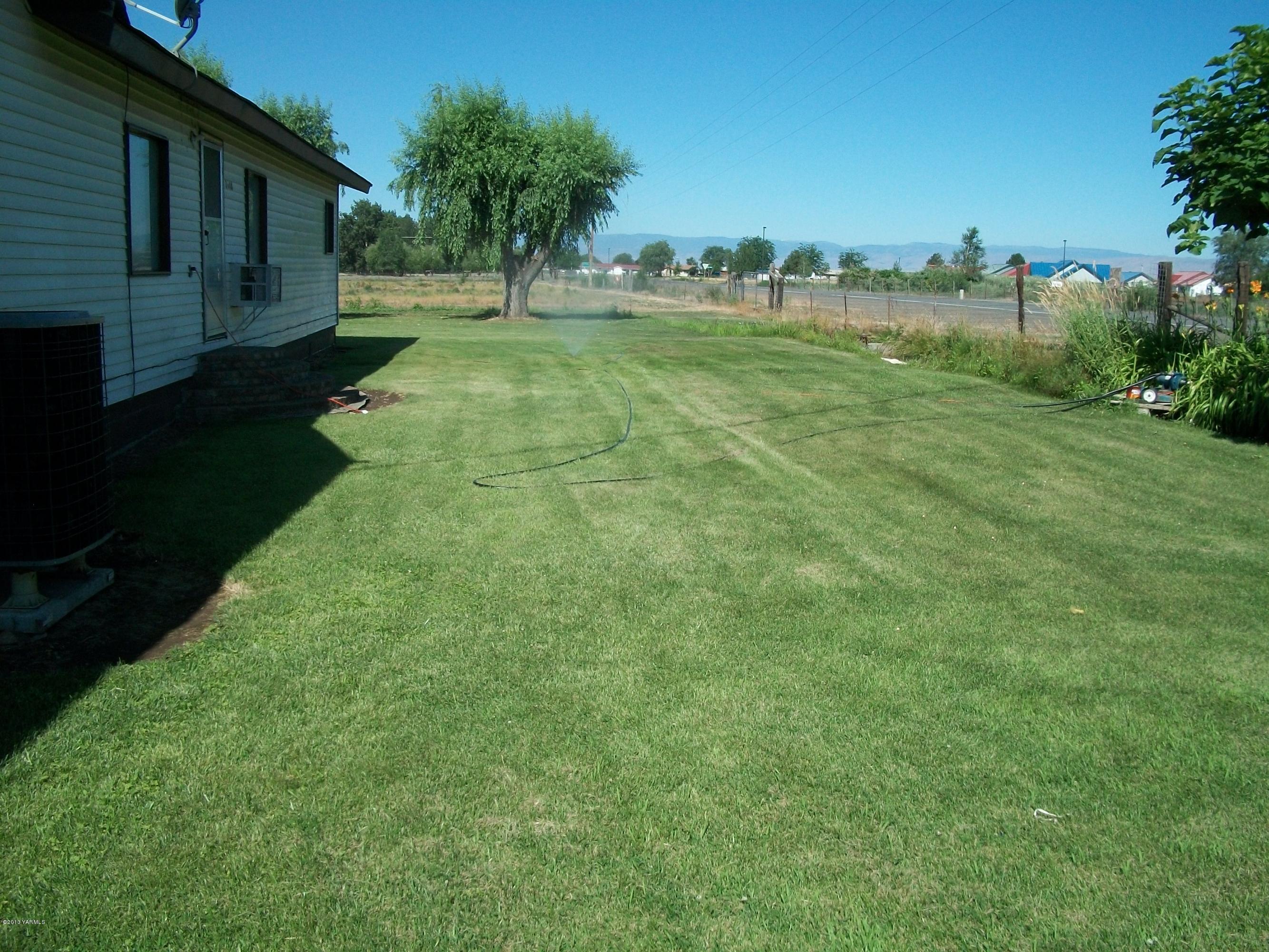 7600 Fort Road Wapato, WA 98951 - Photo 22 of 50 a view of a backyard
