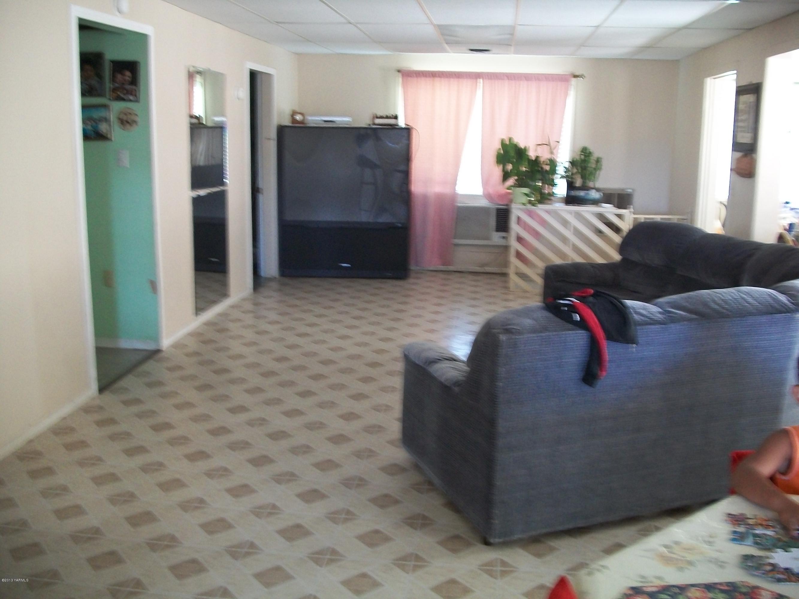 7600 Fort Road Wapato, WA 98951 - Photo 24 of 50 a living room with furniture windows and a potted plant