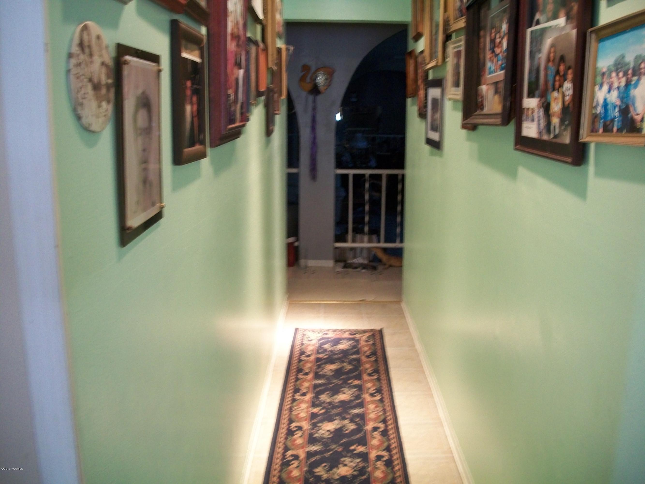 7600 Fort Road Wapato, WA 98951 - Photo 25 of 50 a hallway with kids room