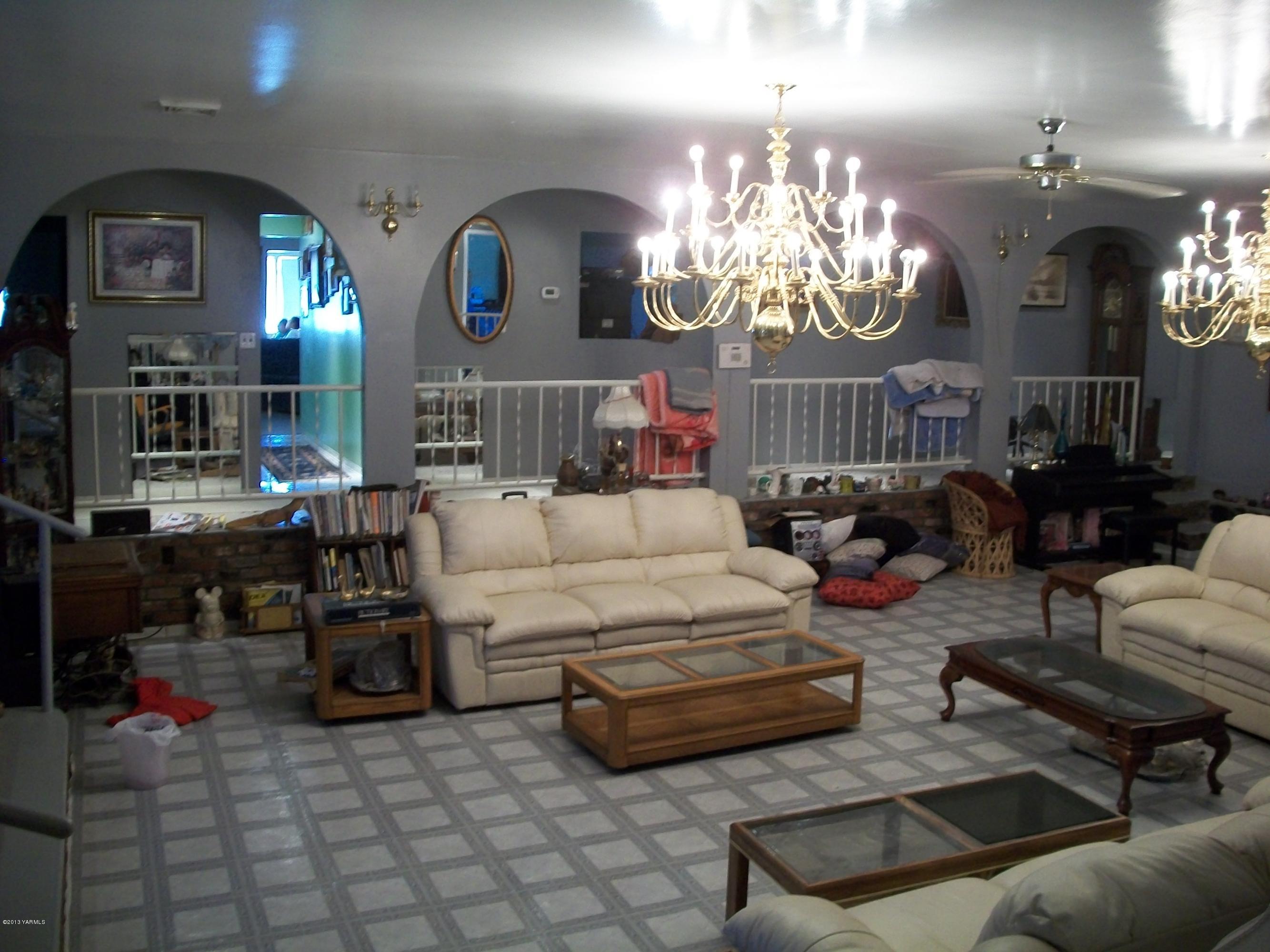 7600 Fort Road Wapato, WA 98951 - Photo 27 of 50 a living room with furniture a chandelier and a chandelier