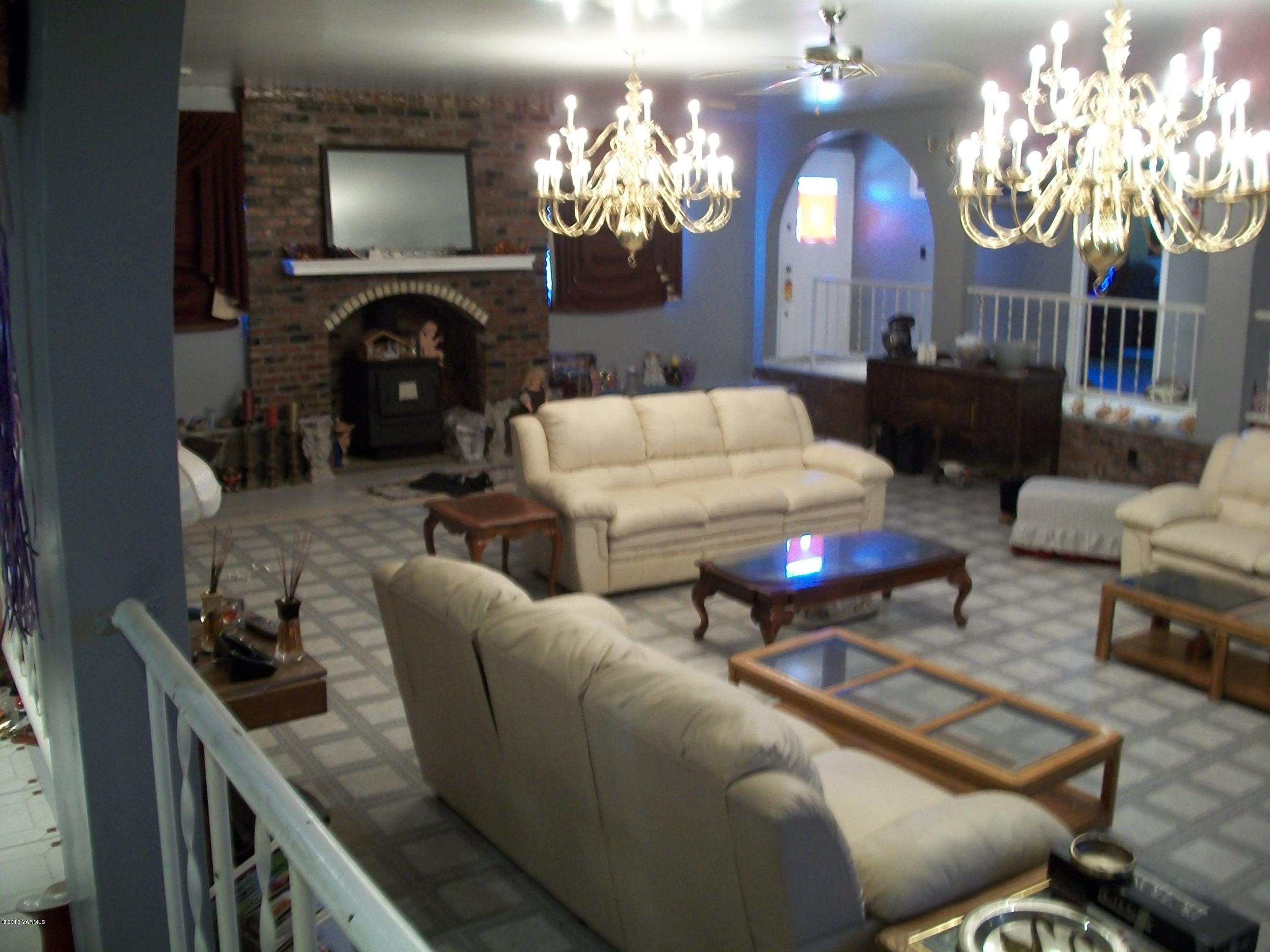 7600 Fort Road Wapato, WA 98951 - Photo 28 of 50 a living room with furniture a chandelier and a flat screen tv