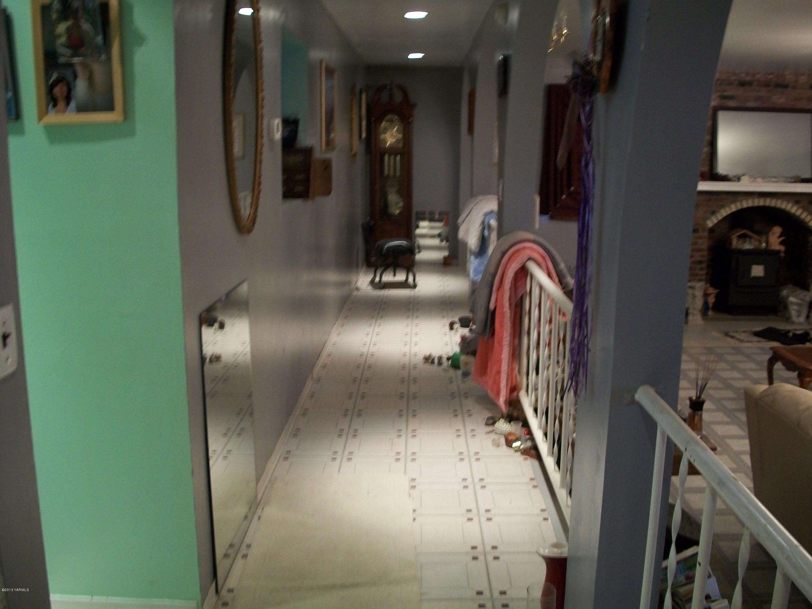 7600 Fort Road Wapato, WA 98951 - Photo 29 of 50 a view of a hallway with a couch