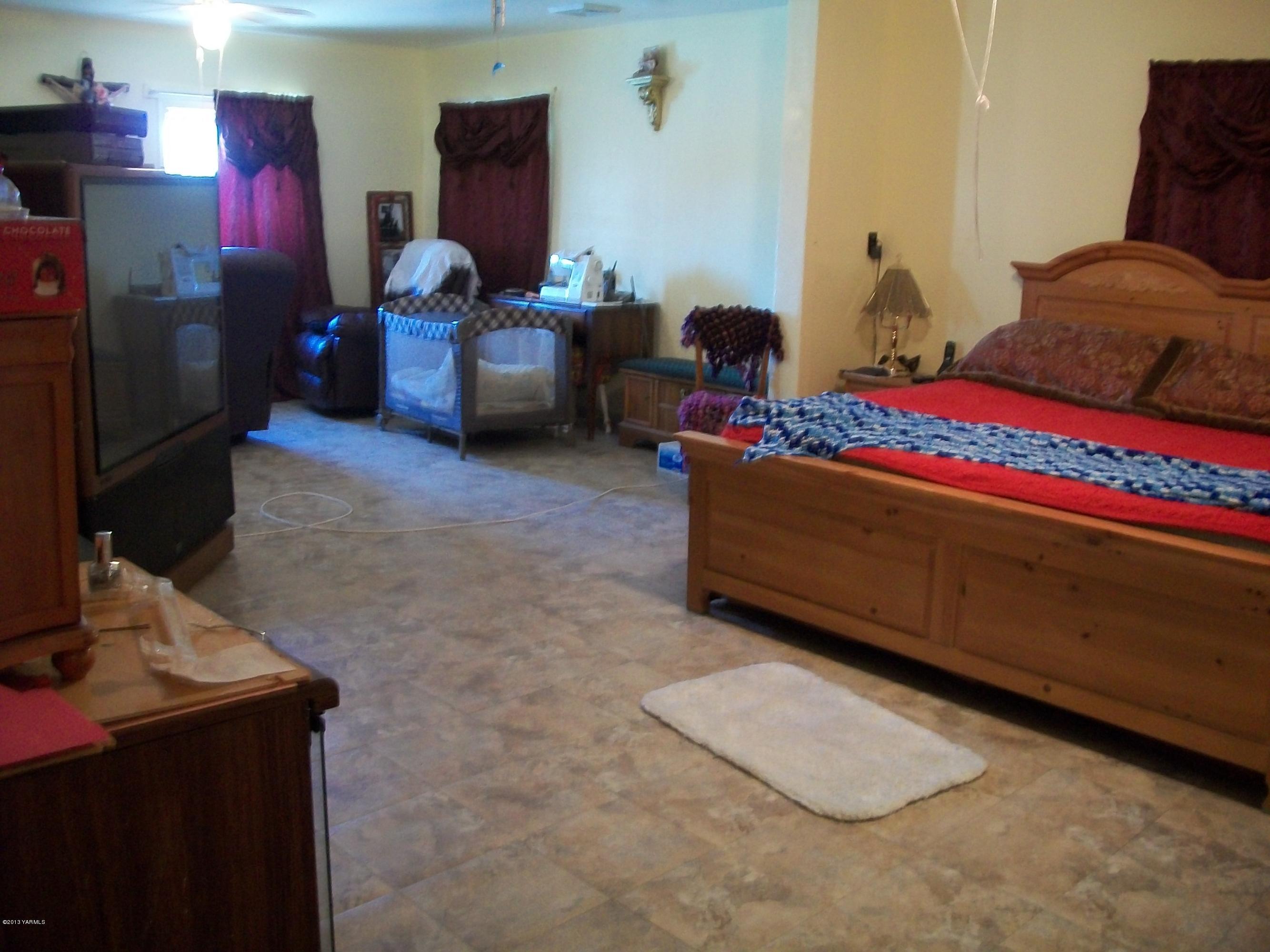 7600 Fort Road Wapato, WA 98951 - Photo 32 of 50 a living room with furniture