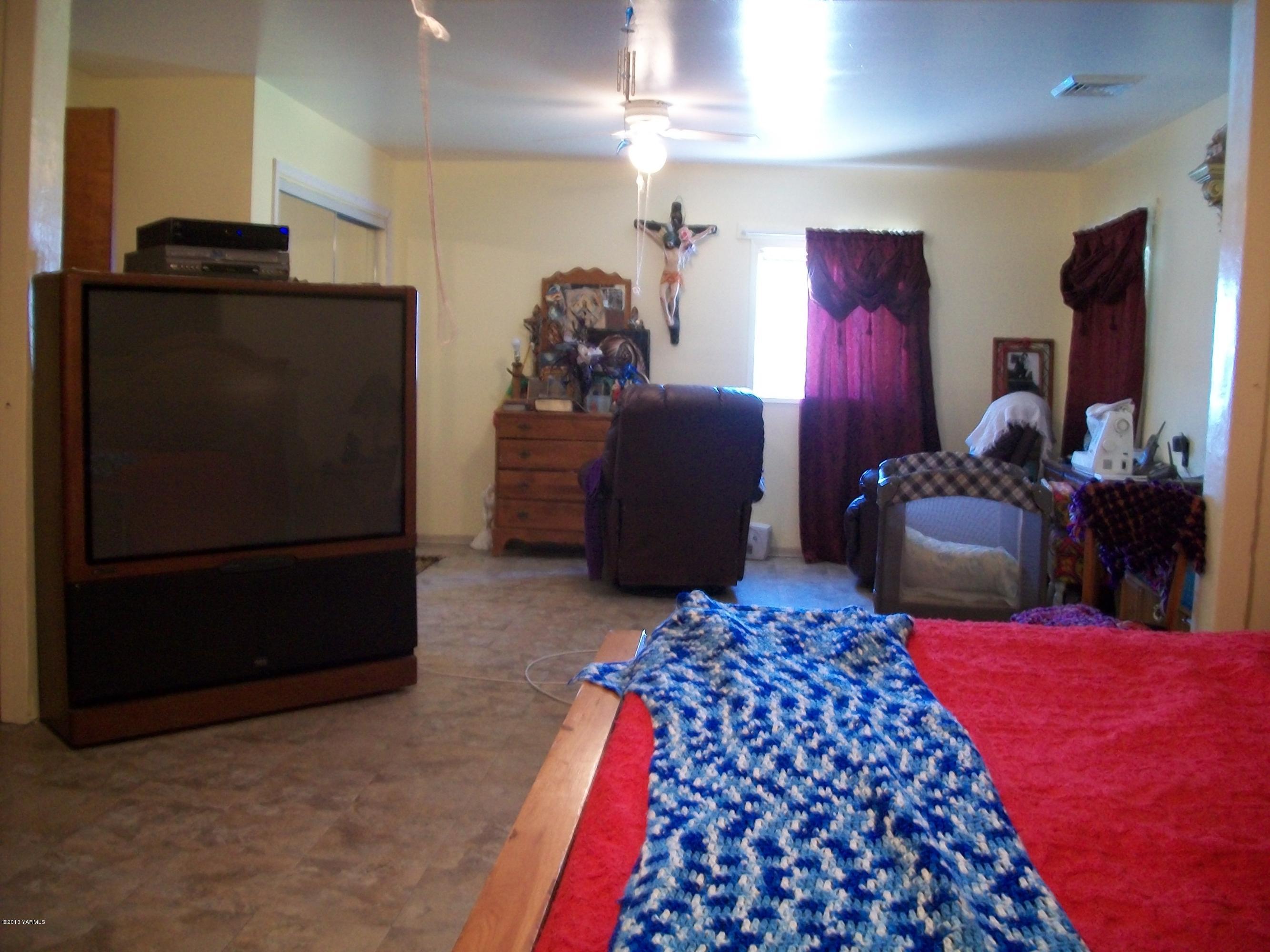 7600 Fort Road Wapato, WA 98951 - Photo 33 of 50 a bedroom with furniture and a chandelier