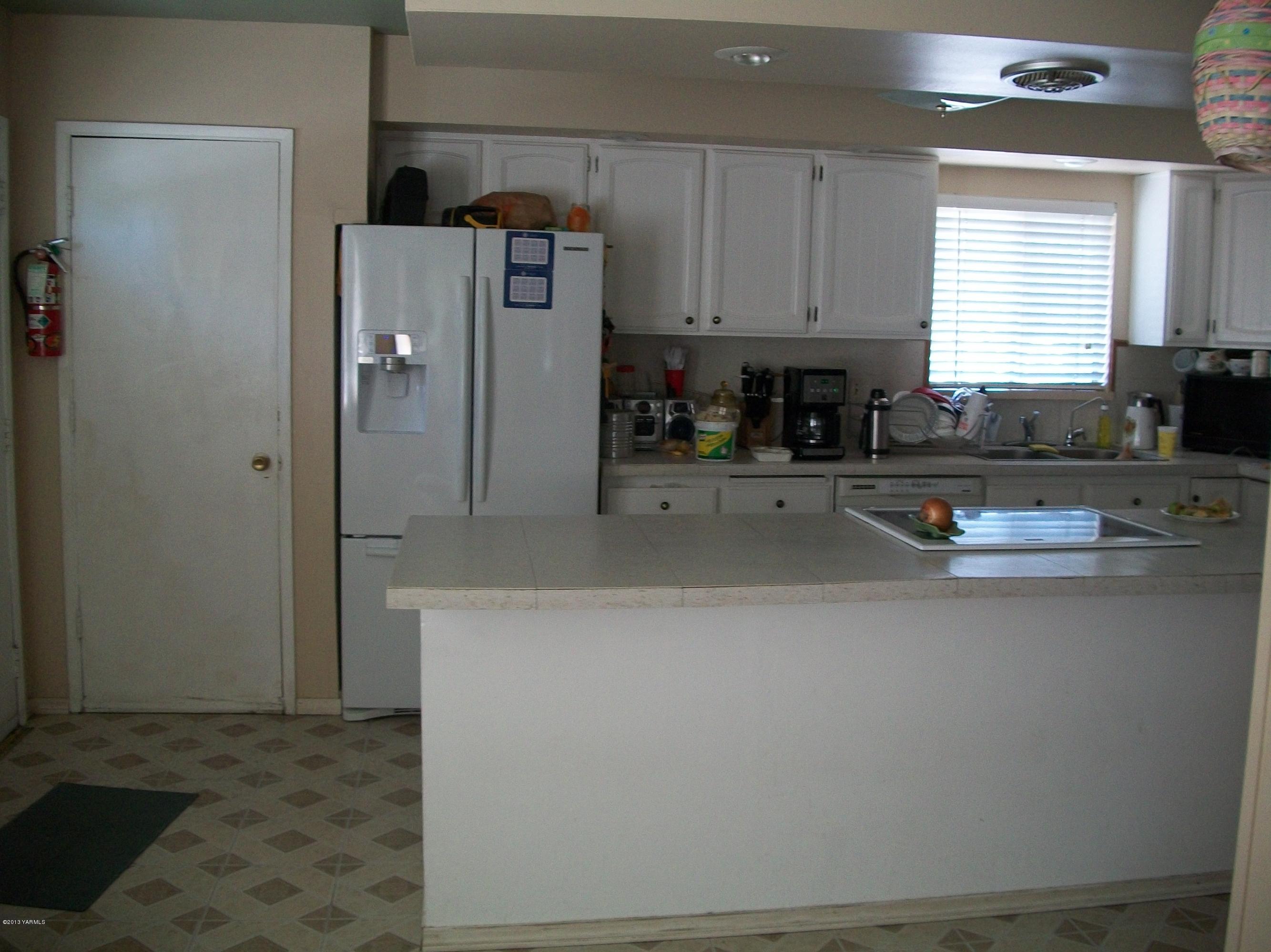7600 Fort Road Wapato, WA 98951 - Photo 36 of 50 a kitchen with stainless steel appliances a refrigerator and a stove