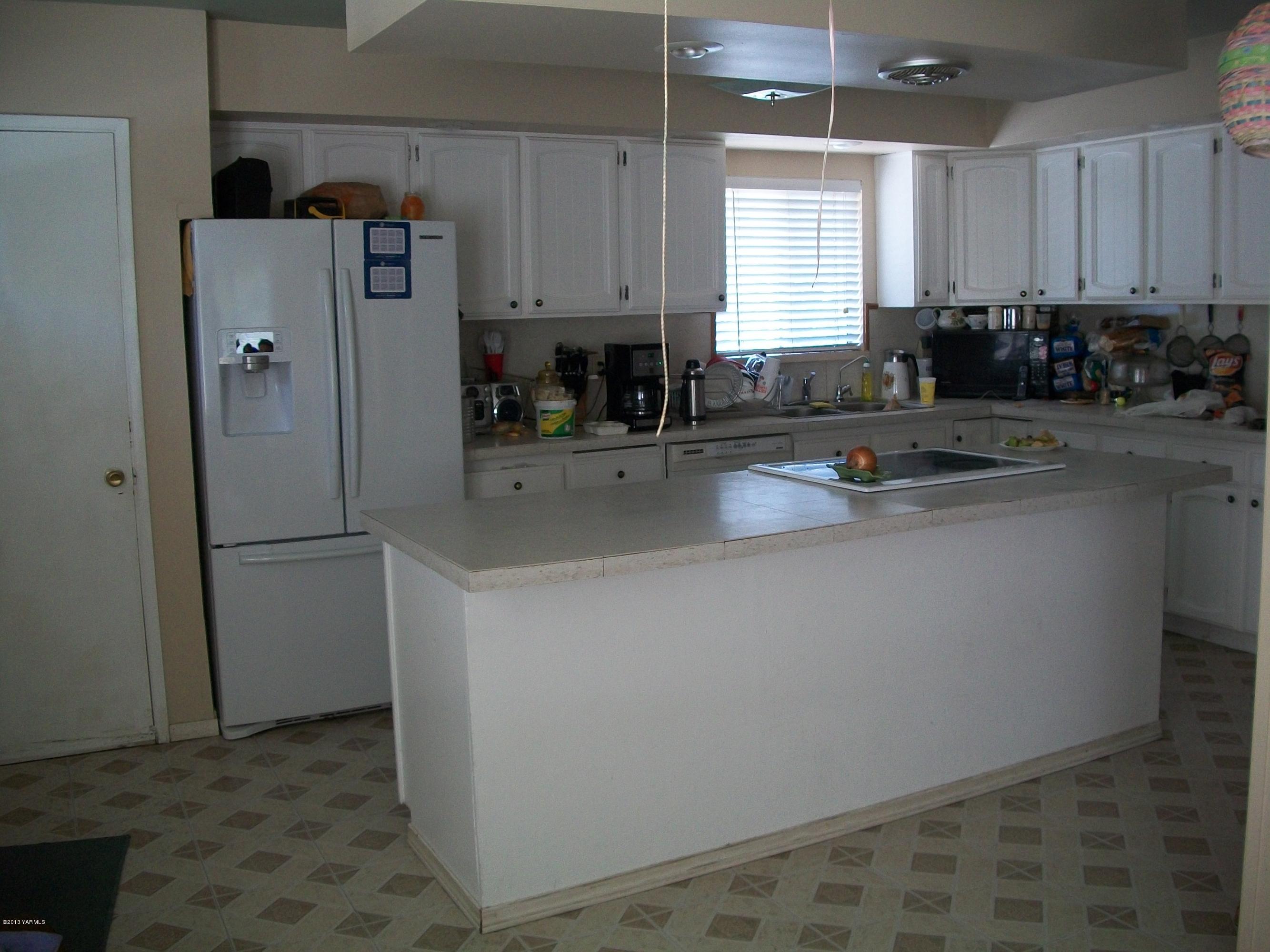 7600 Fort Road Wapato, WA 98951 - Photo 38 of 50 a kitchen with stainless steel appliances a refrigerator a sink a stove a microwave and cabinets