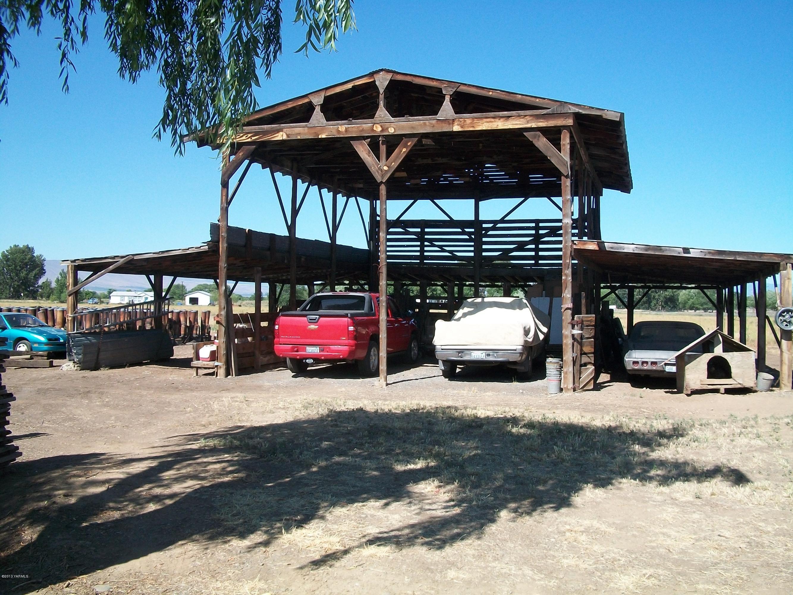 7600 Fort Road Wapato, WA 98951 - Photo 5 of 50 a view of a cars parked in garage