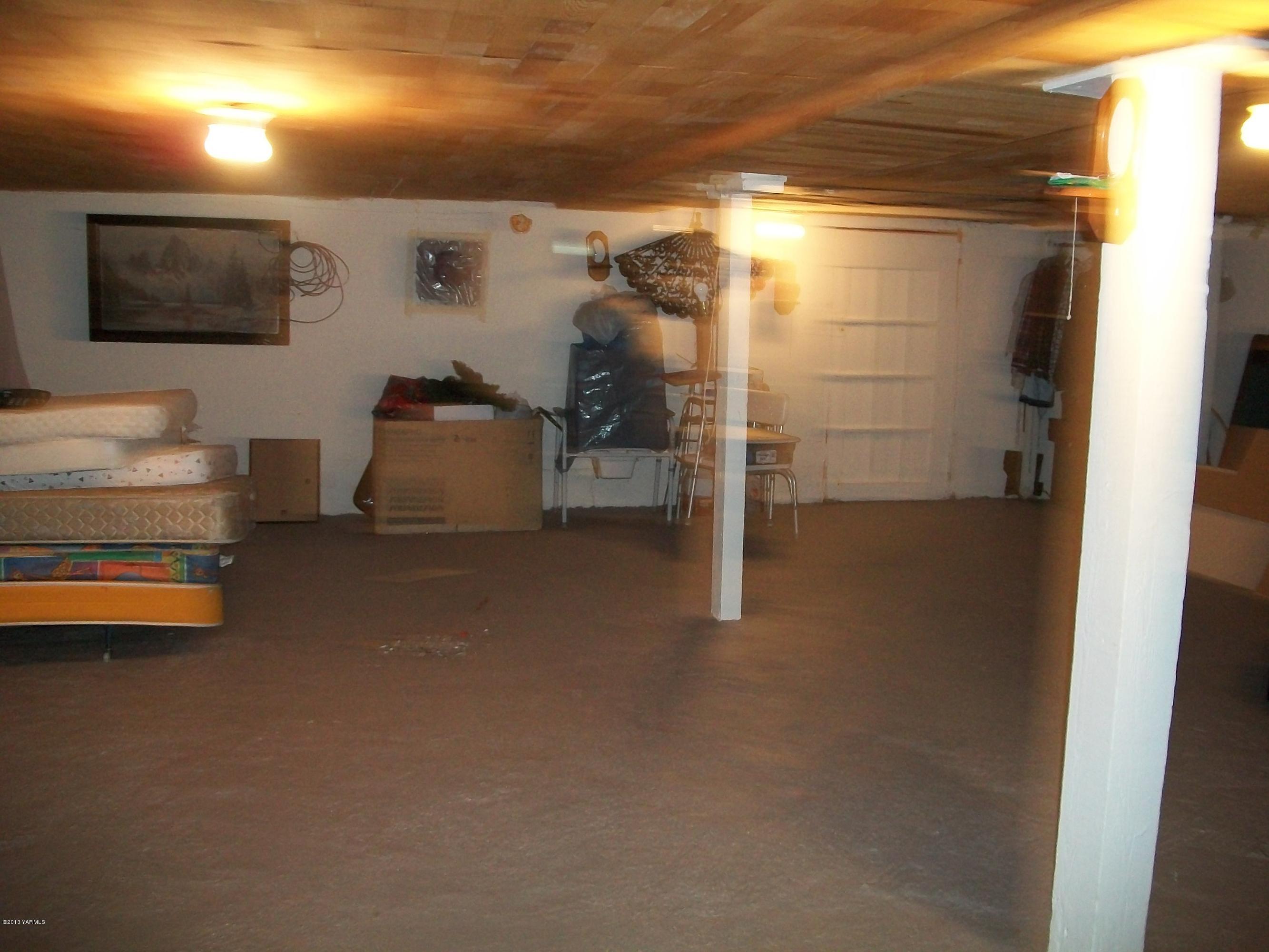 7600 Fort Road Wapato, WA 98951 - Photo 43 of 50 a room with furniture and a flat screen tv