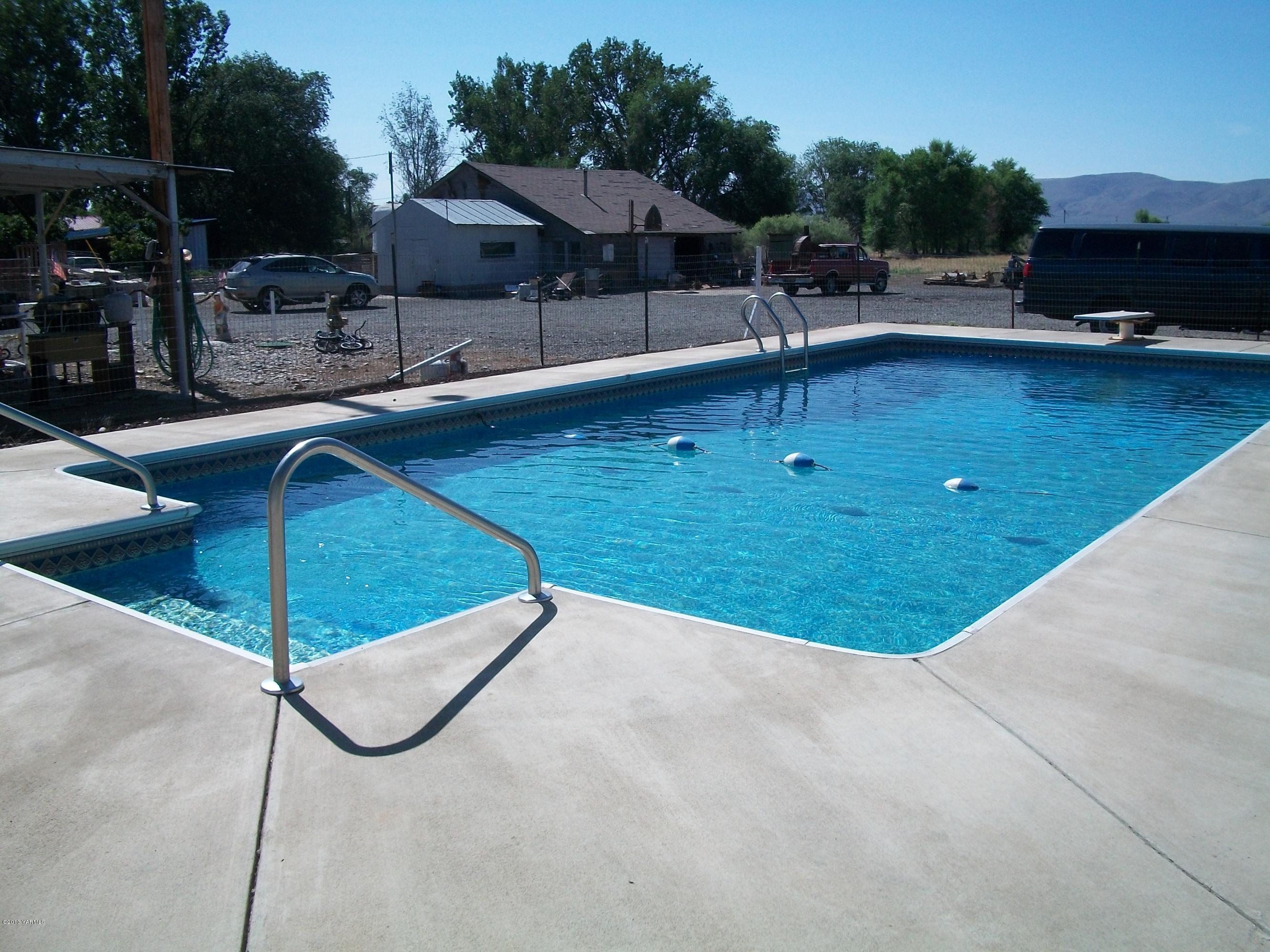 7600 Fort Road Wapato, WA 98951 - Photo 46 of 50 a swimming pool view with a garden space