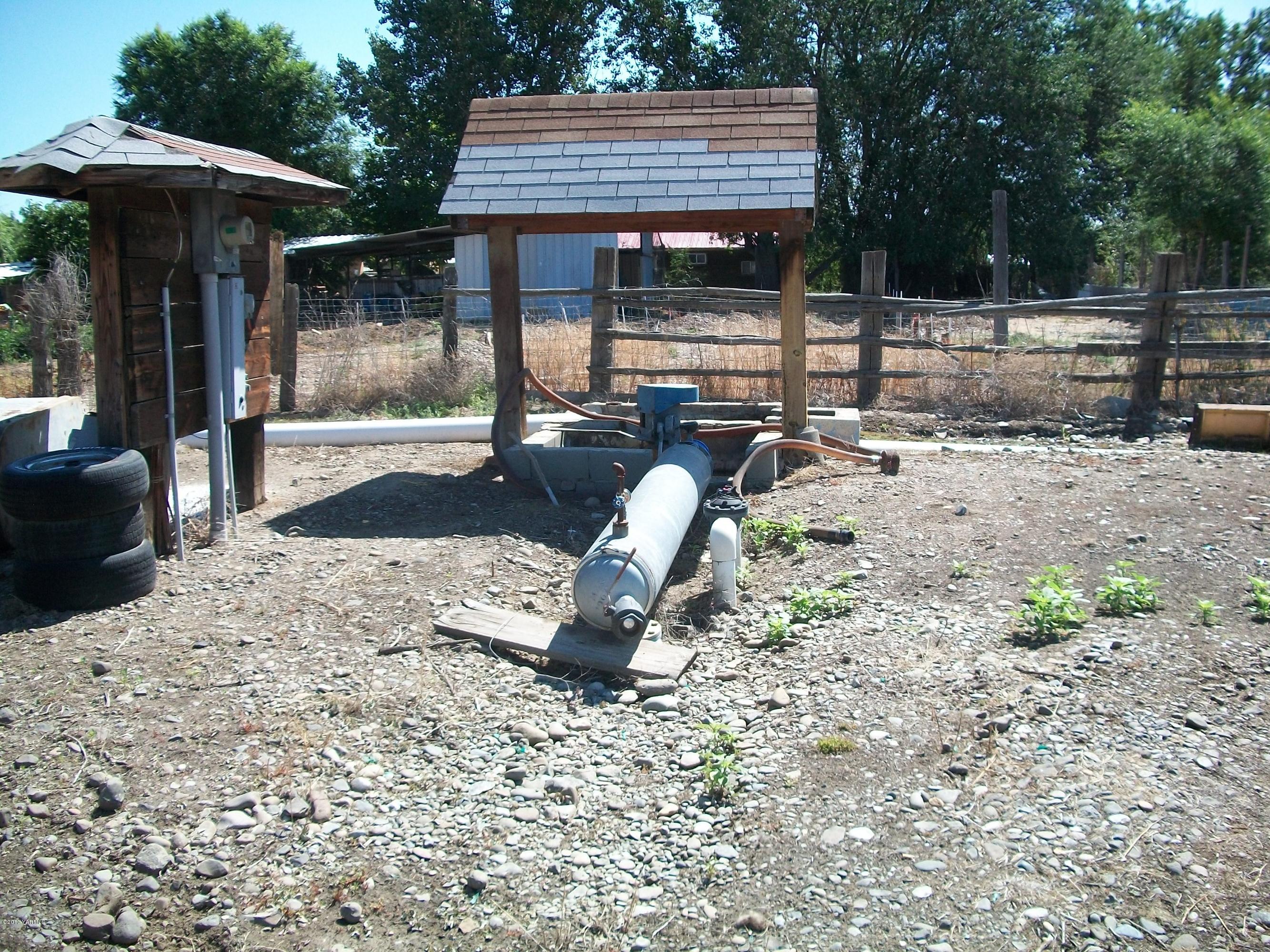 7600 Fort Road Wapato, WA 98951 - Photo 48 of 50 a view of a backyard with sitting area and furniture