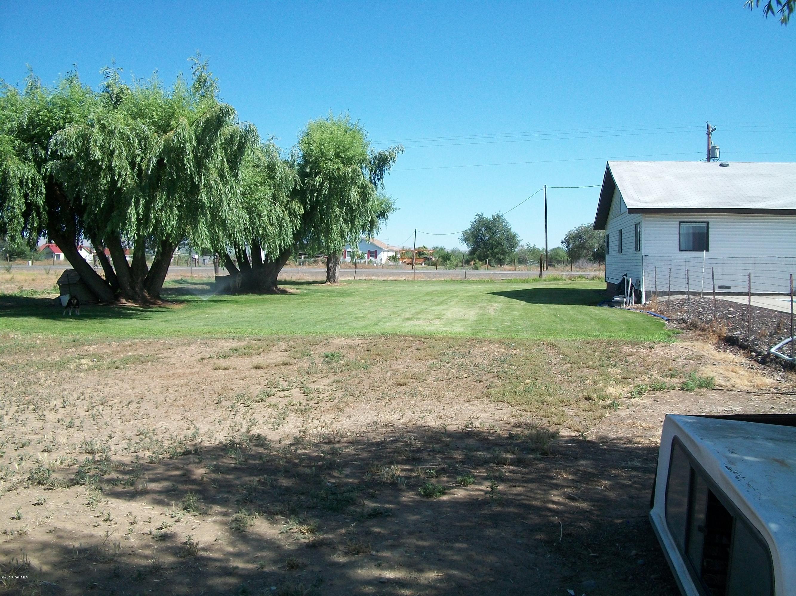 7600 Fort Road Wapato, WA 98951 - Photo 6 of 50 a view of a house with a yard